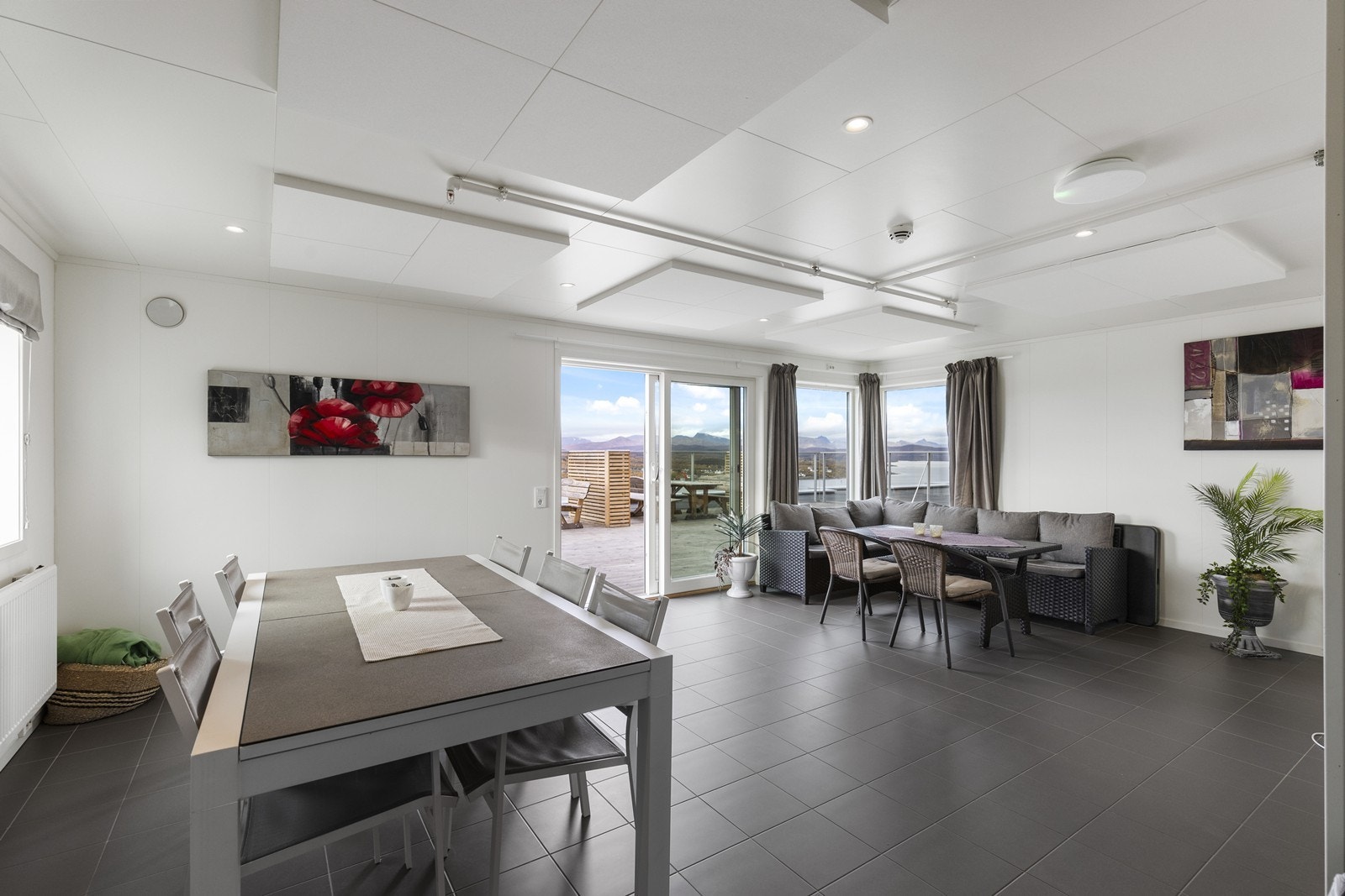 Fellesstue i toppetasjen med kjøkken, WC og stor takterrasse. Galleribilde