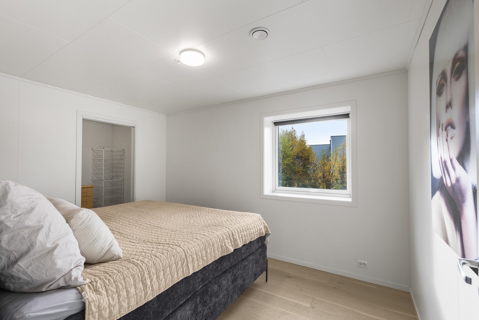 Hovedsoverom med walk-in garderobe og kort vei til bad. Galleribilde