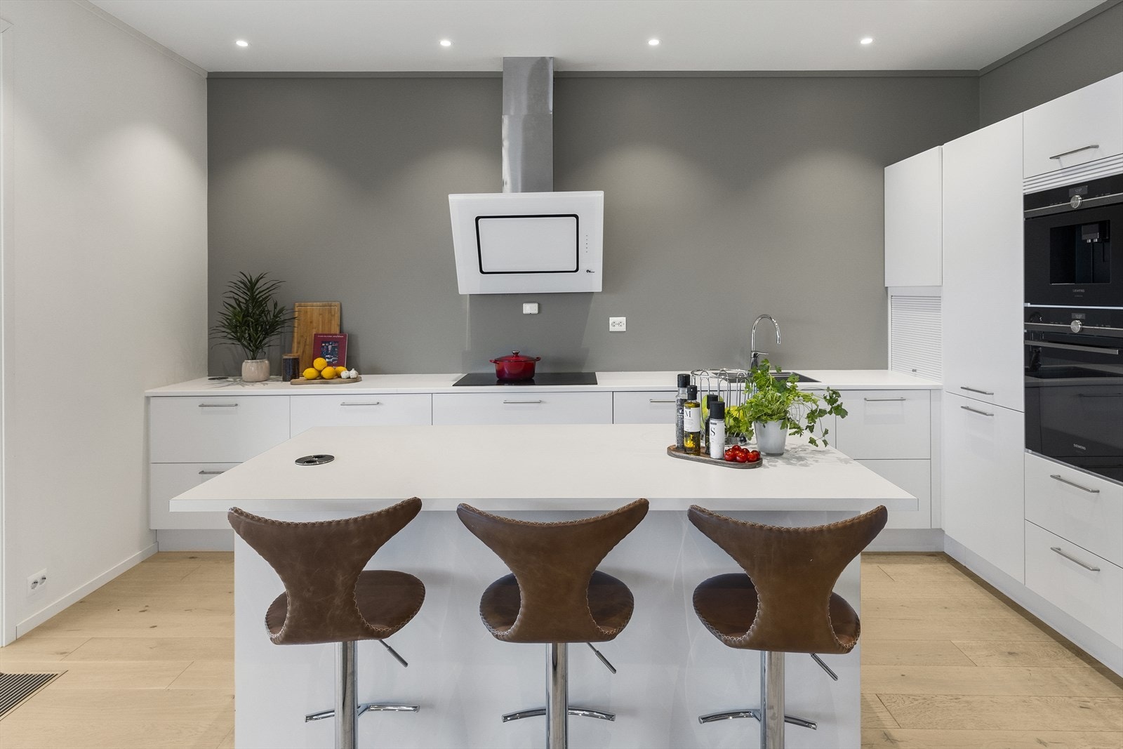 Elegant kjøkken med integrerte hvitevarer fra Siemens StudioLine (WiFi). Galleribilde