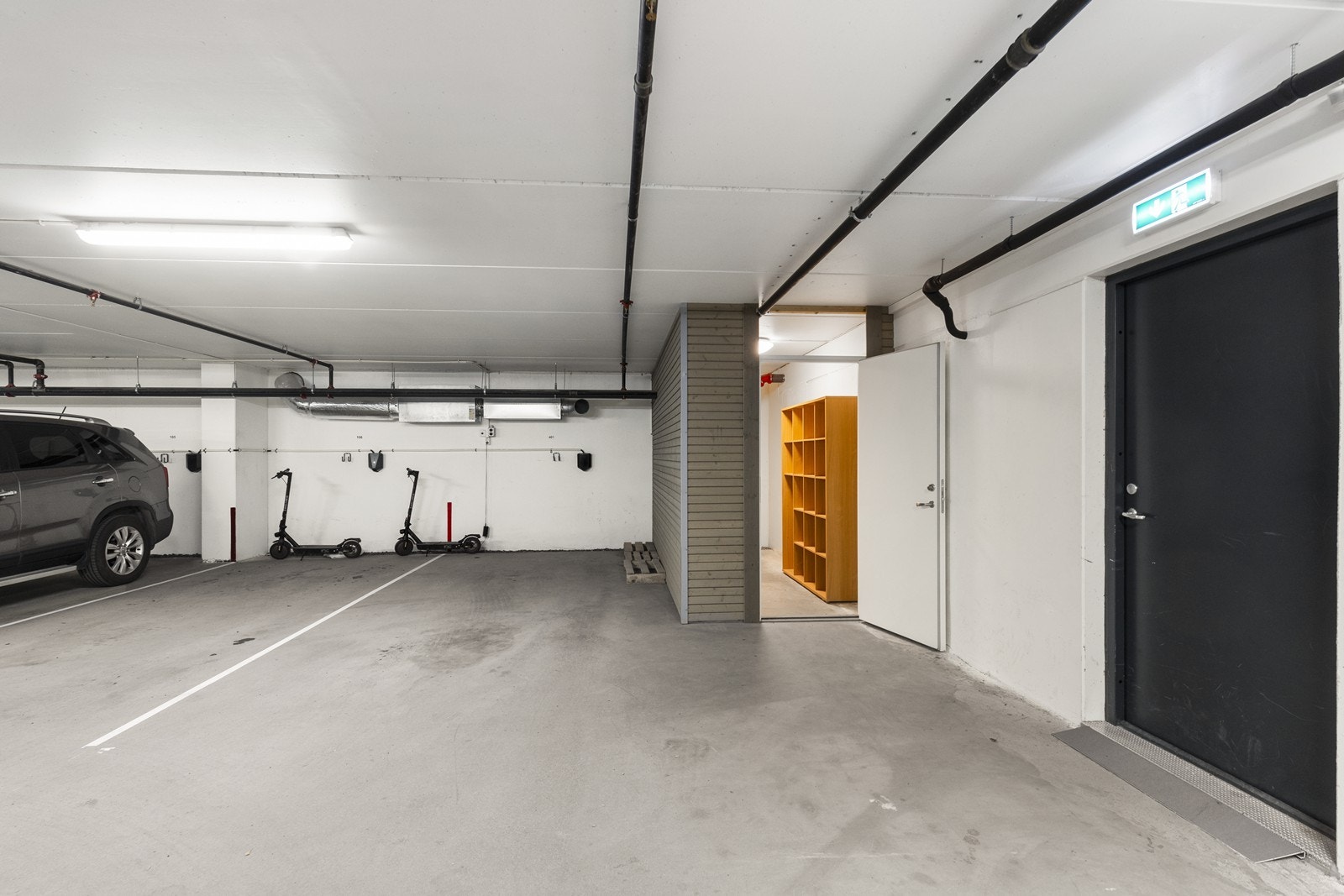 Hjørneparkering med ekstra plass i garasjeanlegget, samt tilhørende bod. Galleribilde