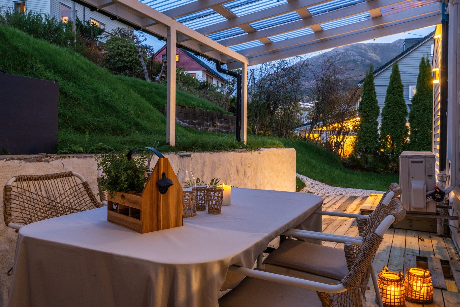 Overbygget gjør dette til en ideell uteplass både i finværet og når det regner. Galleribilde