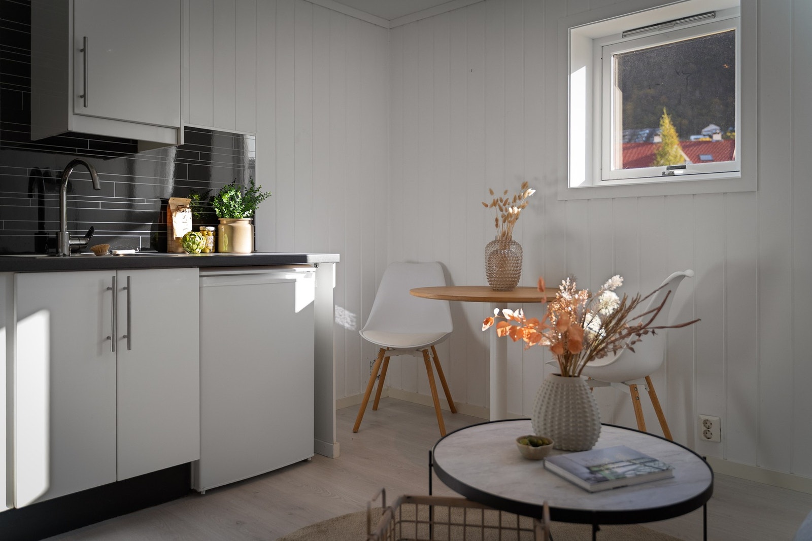 Herlig naturlig lysinnslipp fra rommets vinduer. Galleribilde