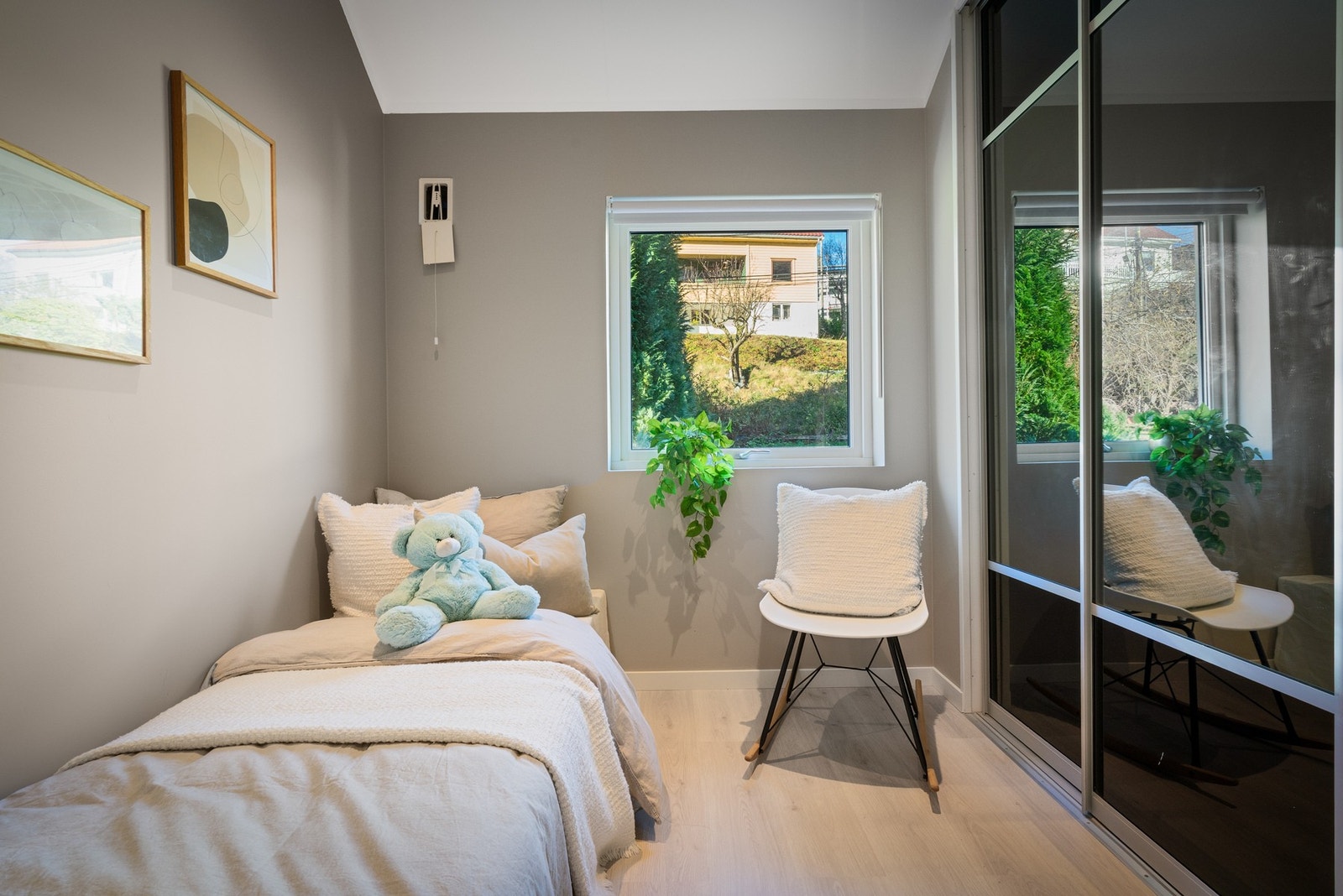 Soverom 2 og 3 gjør seg ypperlig som barnerom, gjesterom, walk-in og/eller kontor. Galleribilde