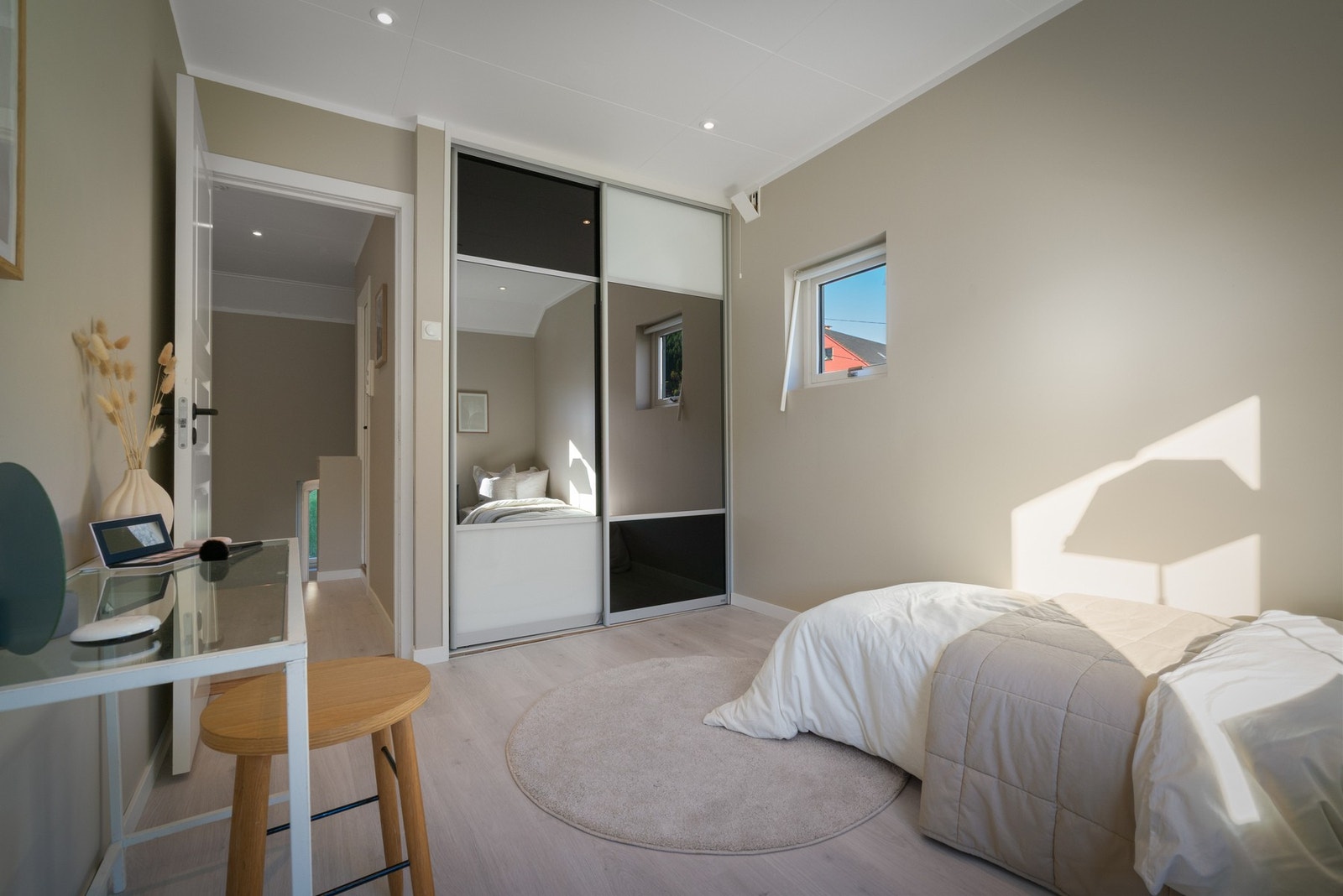 Også på disse soverommene er det innebygget skyvedørsgarderobe. Galleribilde