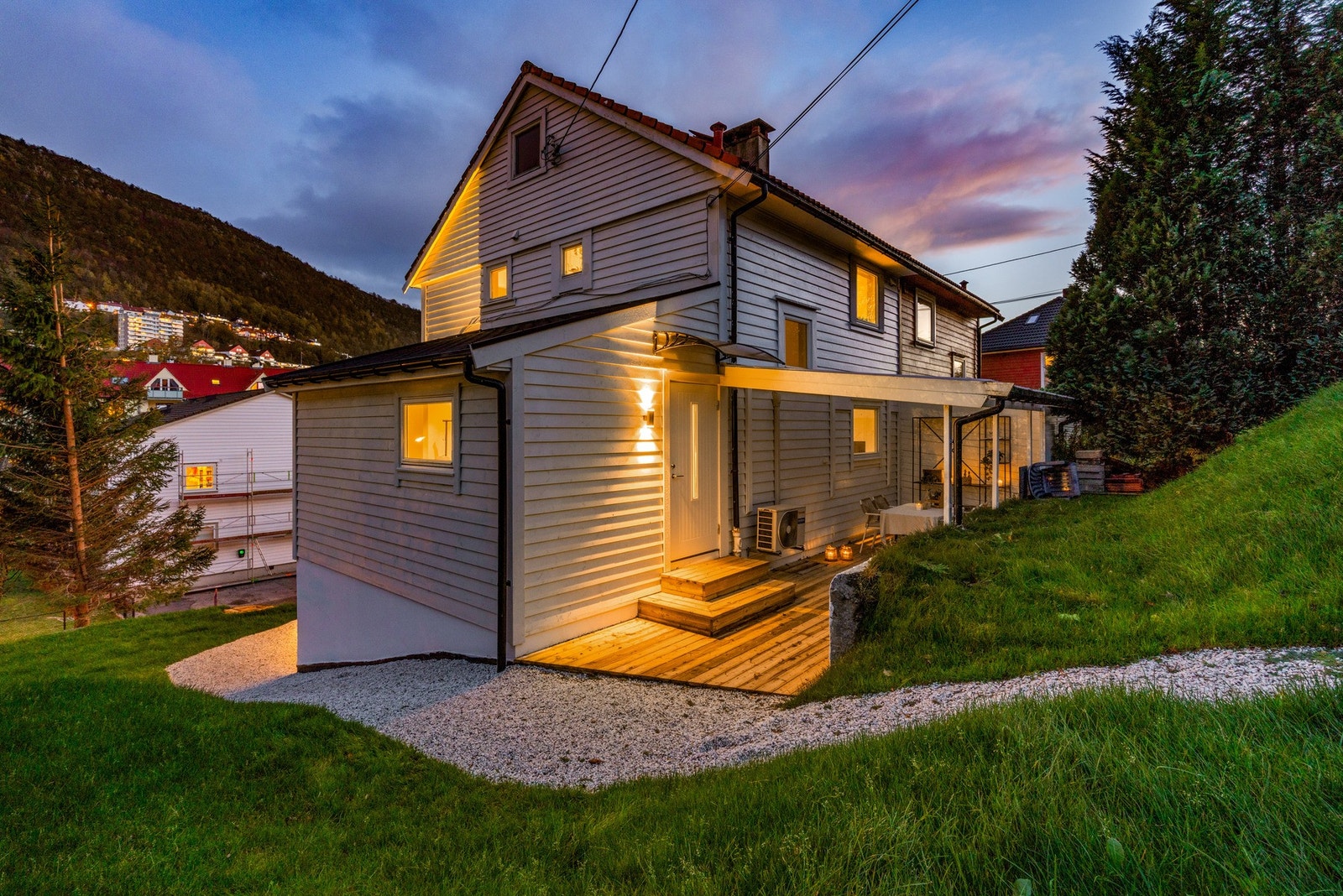 Her har en også tilkomst til den kjekke hagen, med mye potensiale og god boltreplass for både store og små. Galleribilde