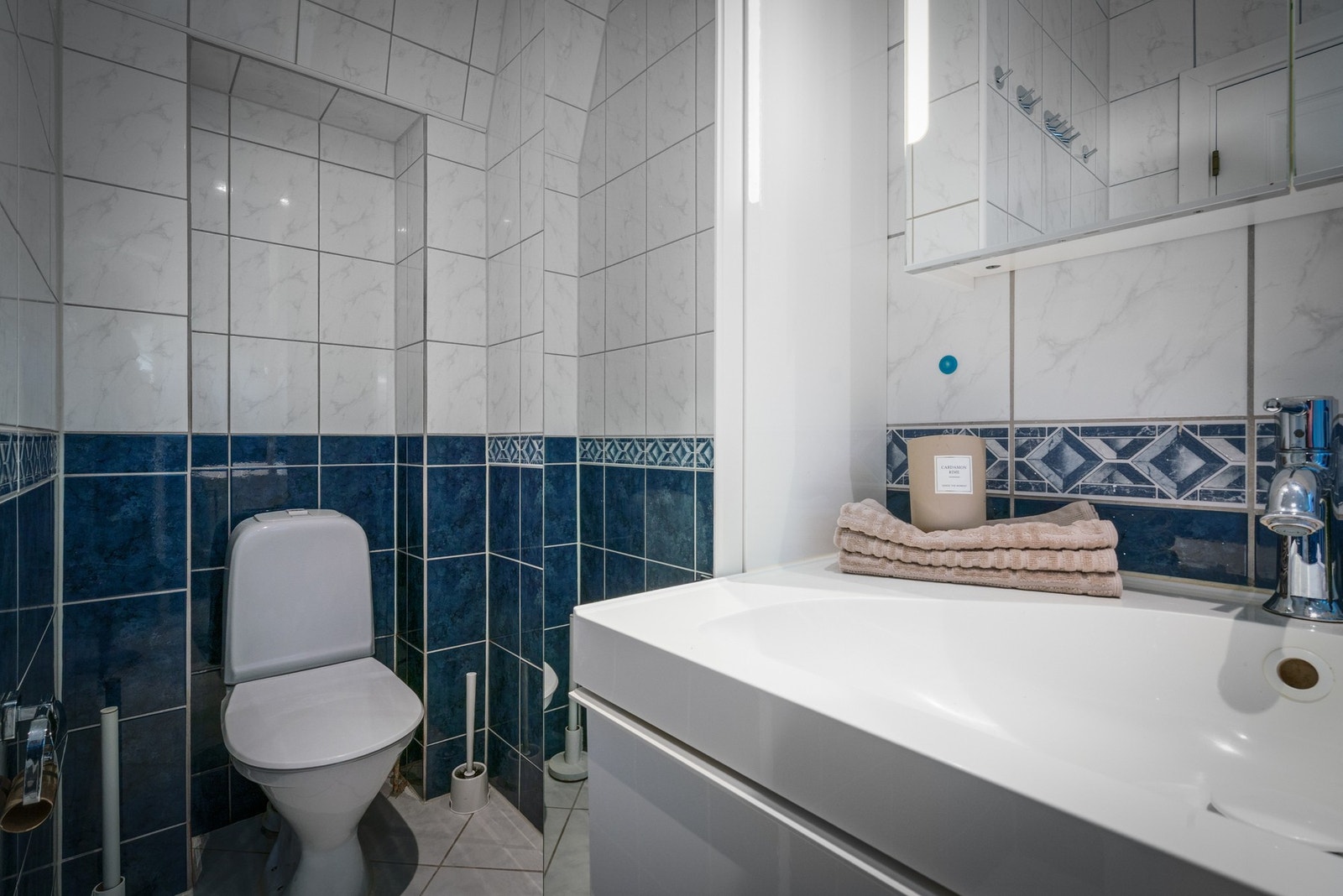 Badet er helfliset, med led downlights i himlingen og varmekabler i gulvet. Galleribilde