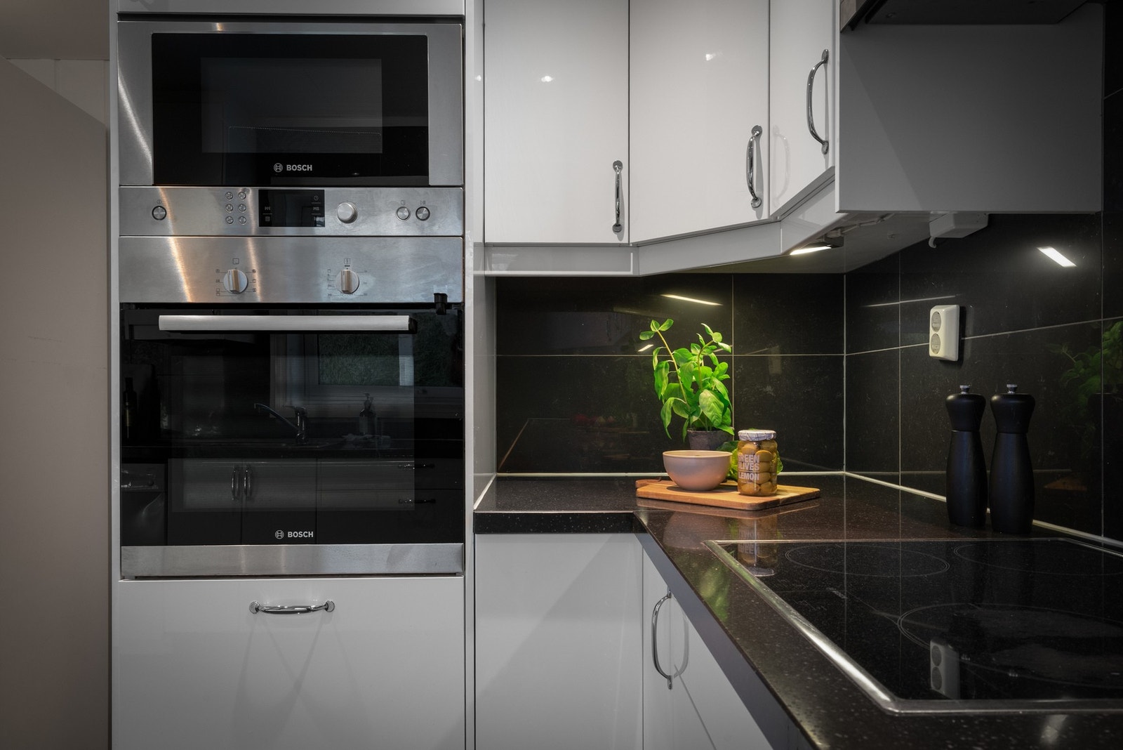 Av integrerte hvitevarer finner en induksjonsplatetopp, stekeovn og mikrobølgeovn. Det er også opplegg for kjøpeskap, oppvaskmaskin og vaskemaskin. Galleribilde