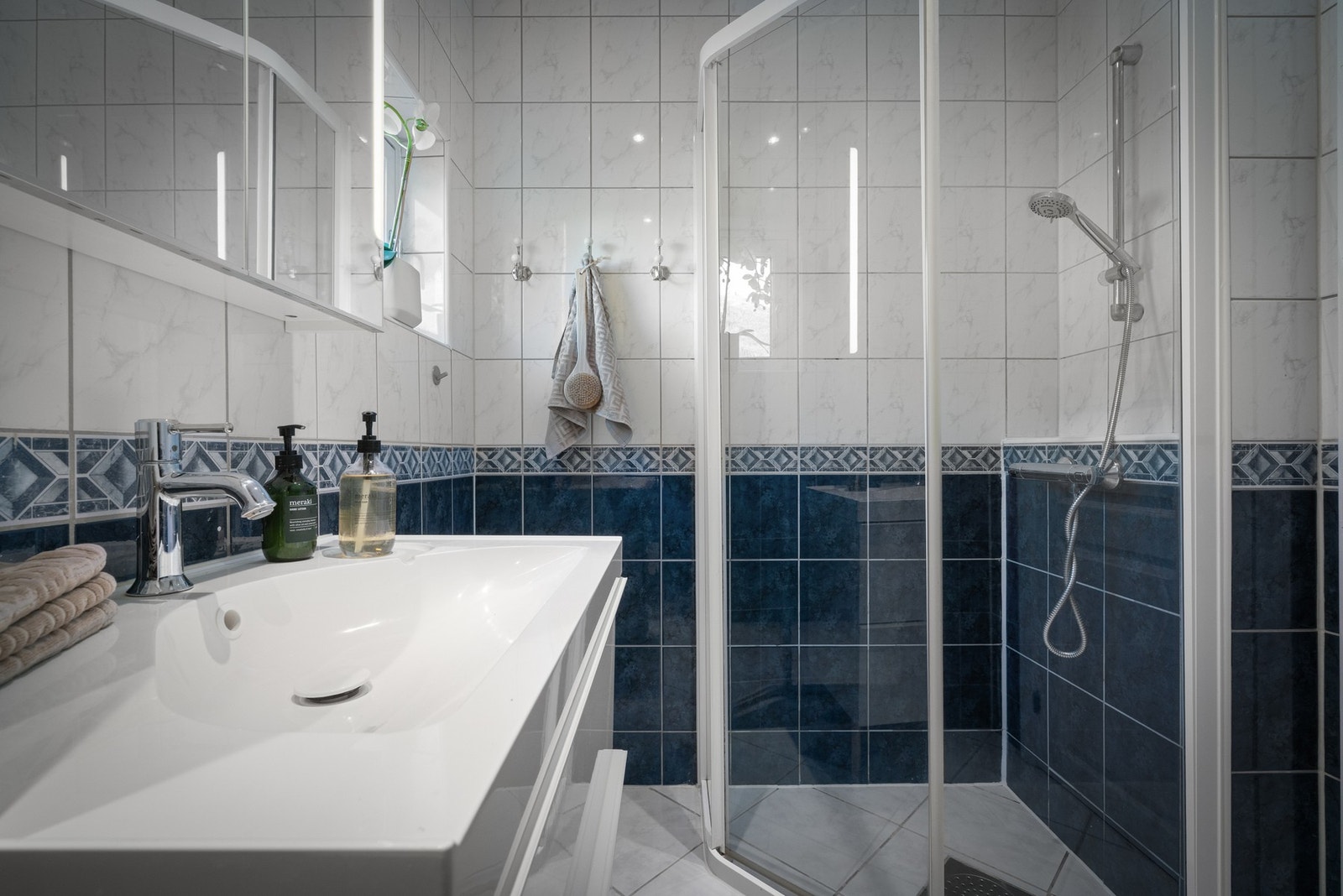 Det er innredet med skyvedør i dusj, toalett og baderomsinnredning med heldekkende servant samt belyst speil. Galleribilde