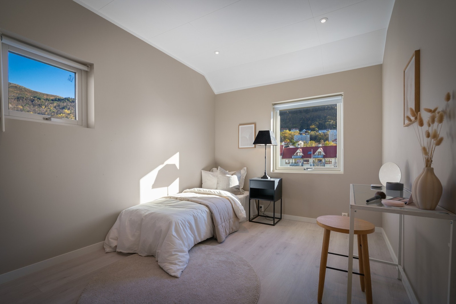 De øvrige soverommene er på henholdsvis 9,7 kvm og 6,6 kvm, og kan innredes med ønskelig møblement. Galleribilde