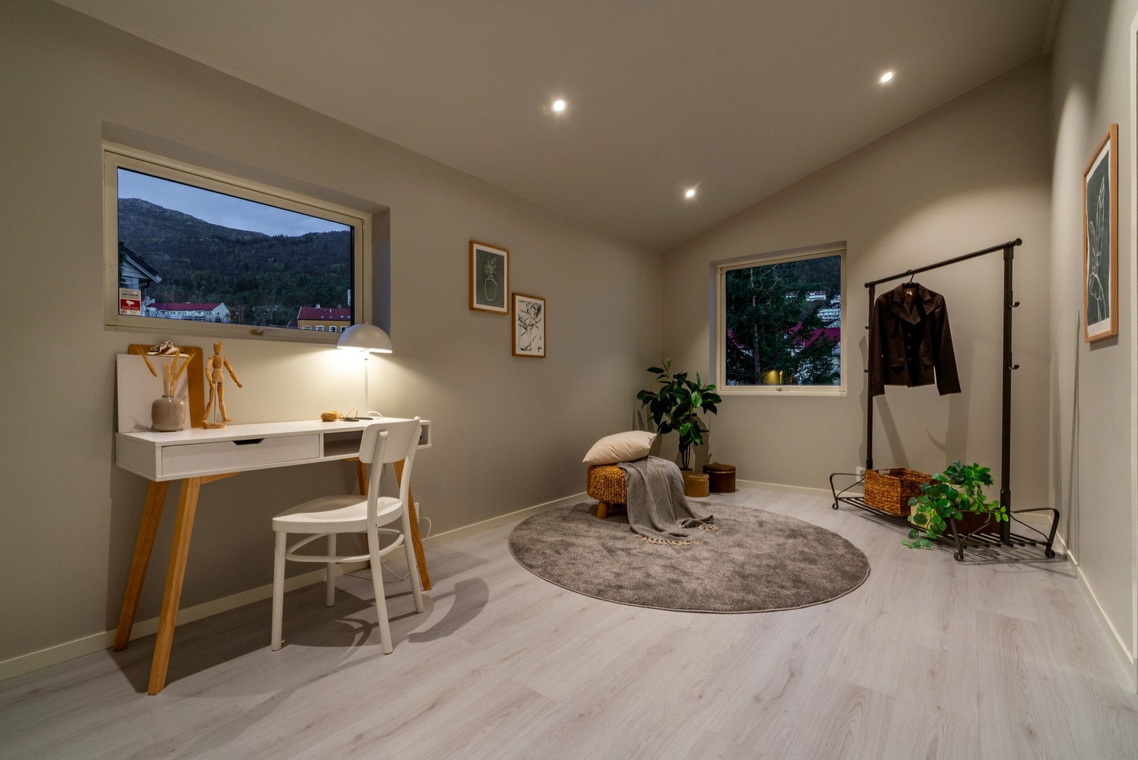 Velkommen inn til en innbydende og romslig entré på 13,8 kvm. Galleribilde