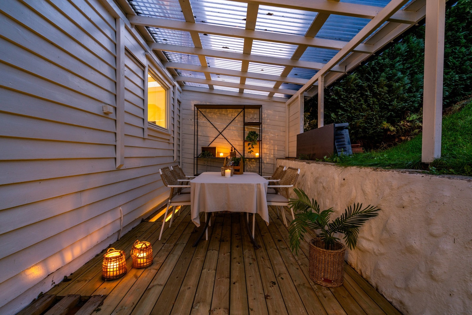 Terrassen har areal på ca. 13 kvm, og har god plass til ønskelig utemøblement. Galleribilde