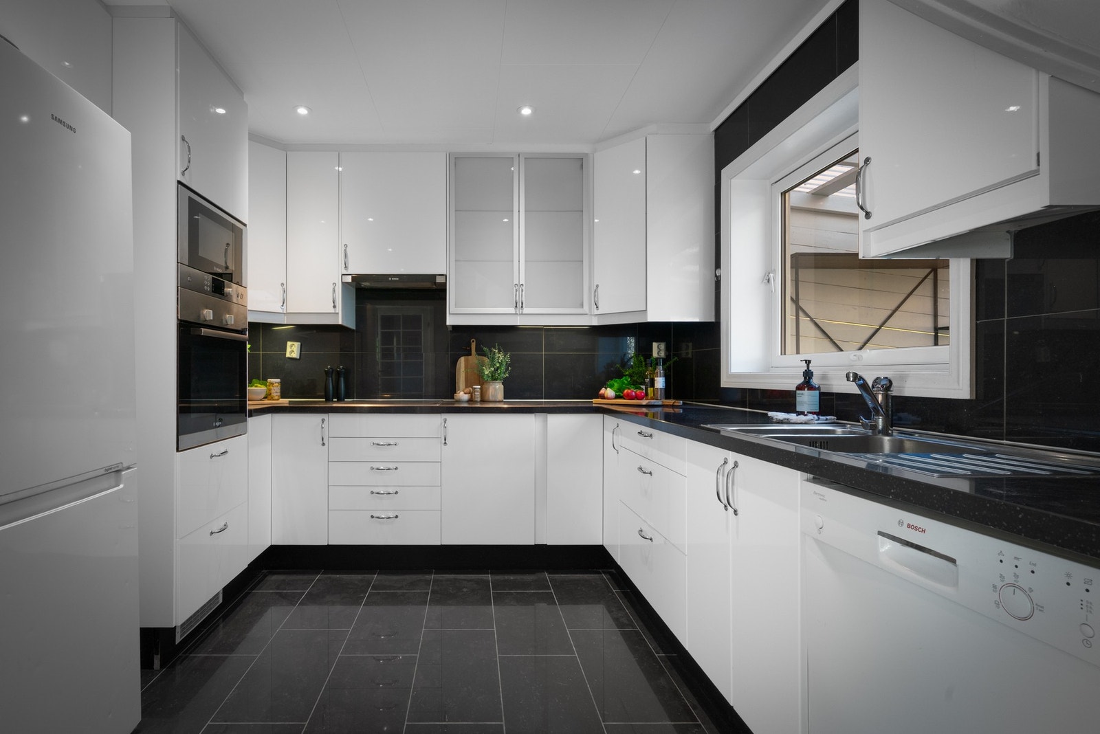 Lyst og romslig kjøkken på hele 14,6 kvm. Galleribilde