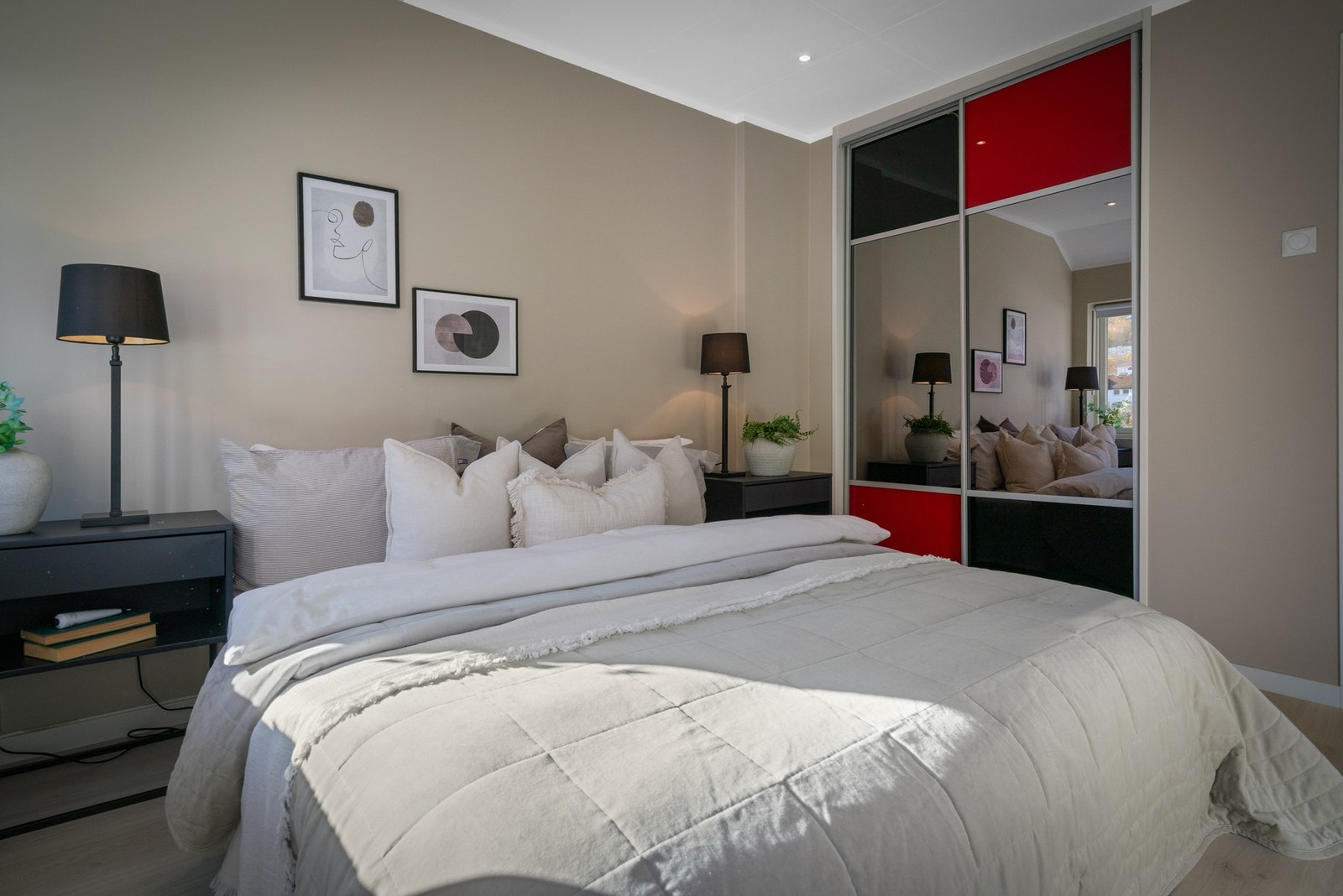 Her er det innebygget skyvedørsgarderobe, som gir godt med oppbevaringsplass. Galleribilde