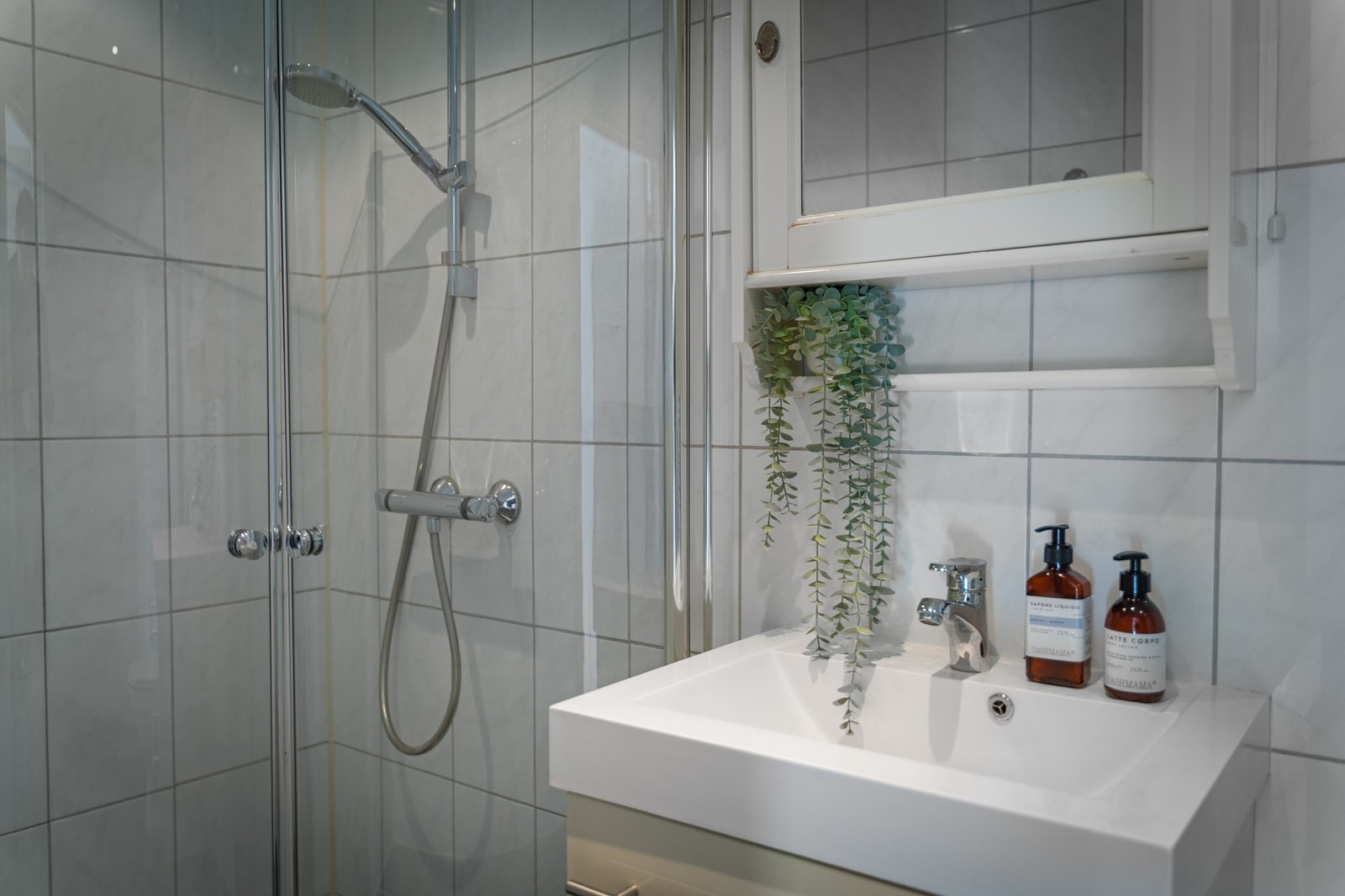 Badet har downlights i himlingen og varmekabler i gulvet. Galleribilde