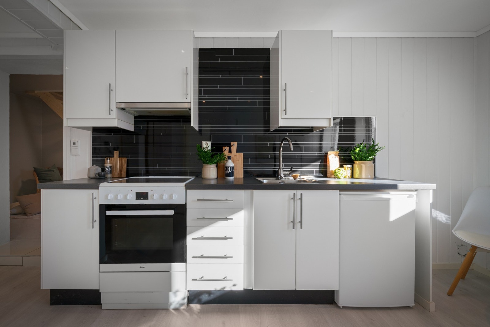 Det er innredet med komfyr, kjøleskap og planlimt kjøkkenbeslag. Galleribilde