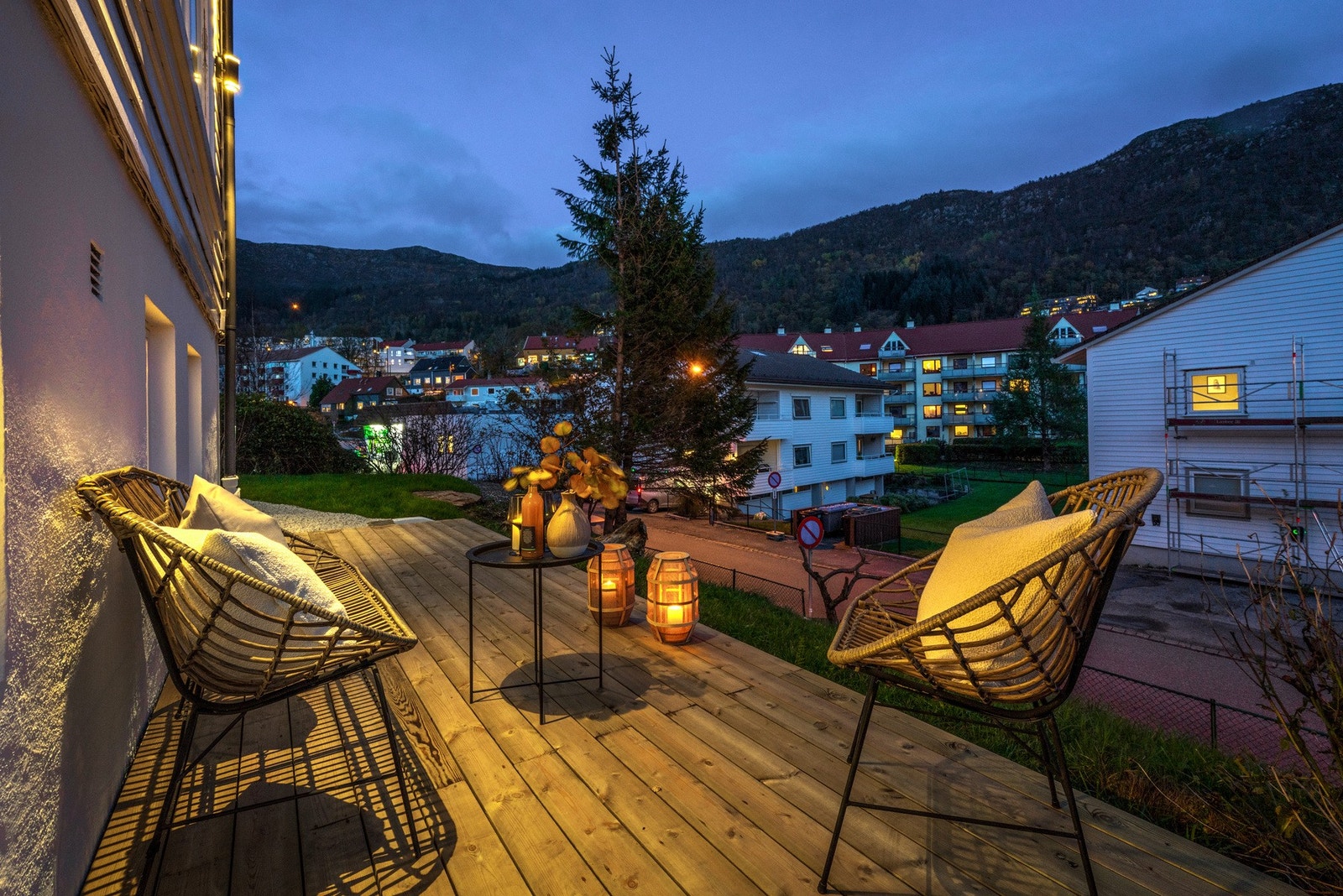 Terrassen er fra 2025, og har god plass til ønskelig utemøblement. Galleribilde