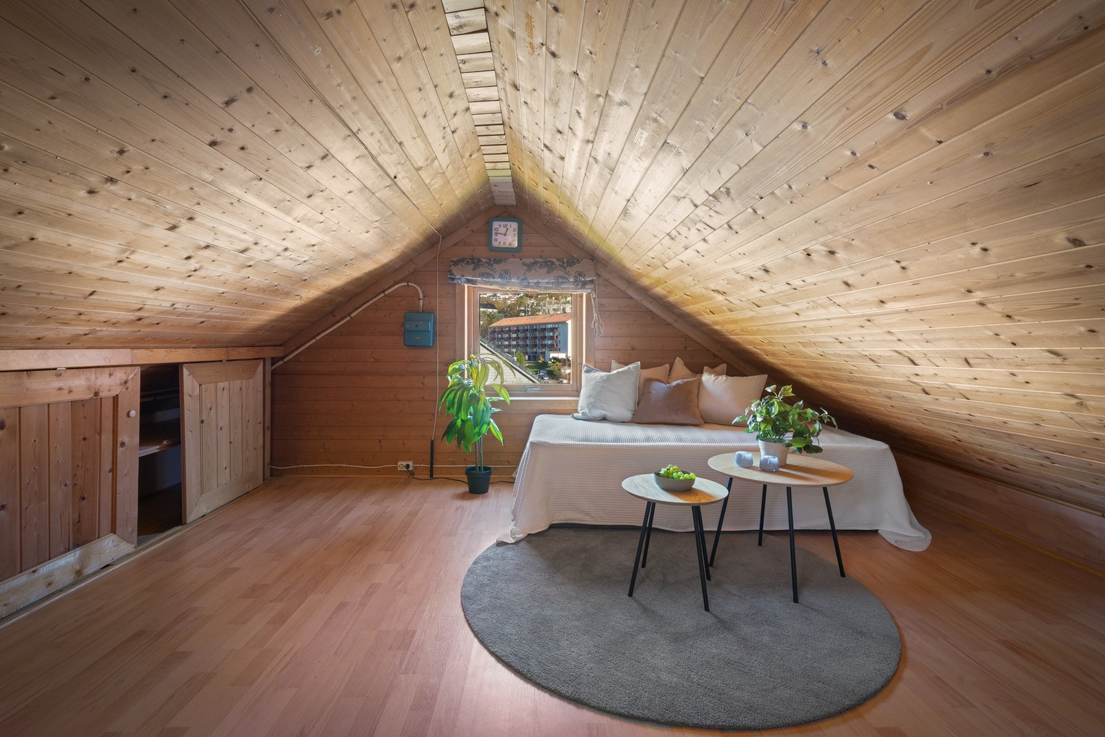 Loft innredet som oppholdsrom. Arealet på loftet er ikke målbart areal grunnet manglede takhøyde, men rommet har godt med plass til oppbevaring og ønsket møblement. Galleribilde