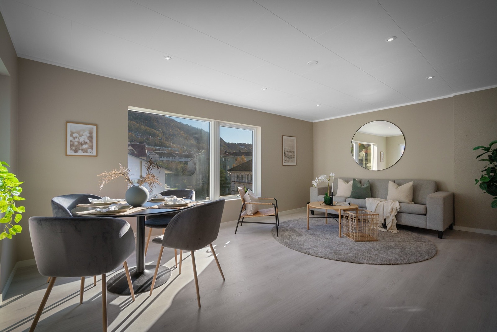 Stuen er gjort i stilrene farger, med nytt en-stavs laminatgulv, samt sparklede og malte vegger. Galleribilde