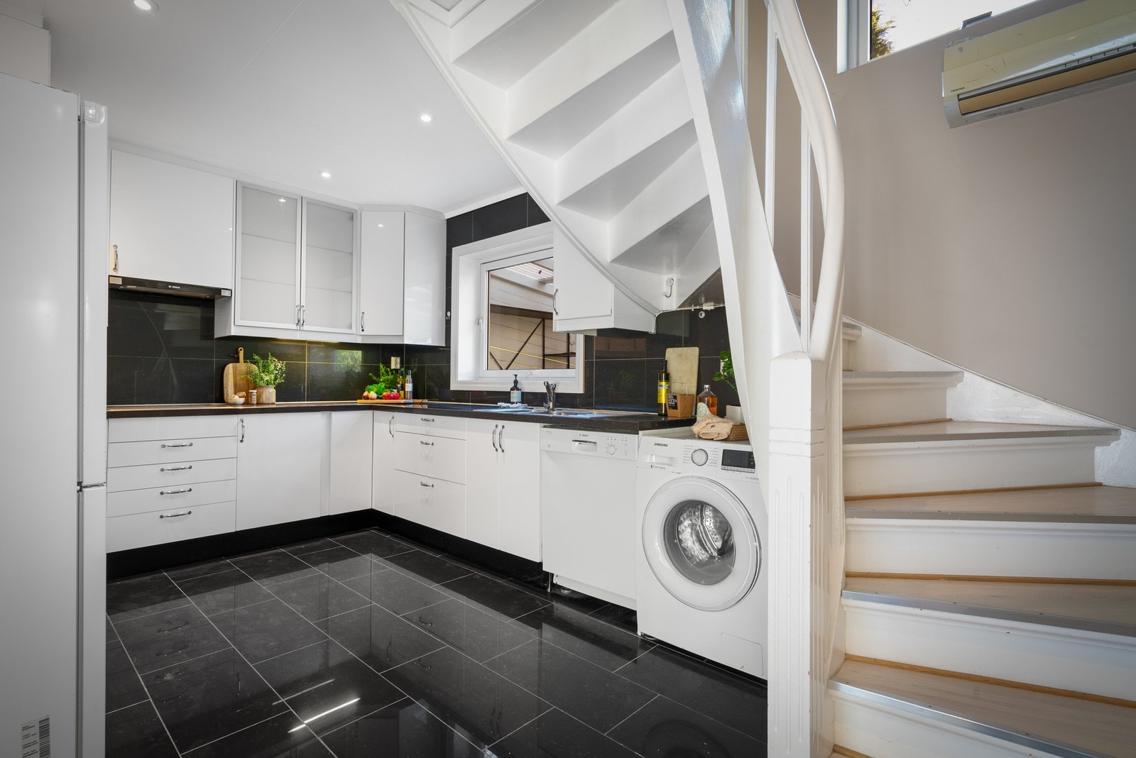 Kjøkkenet har gulvvarme, som sammen med luft-til-luft varmepumpe sørger for effektiv regulering av inneklimaet. Galleribilde