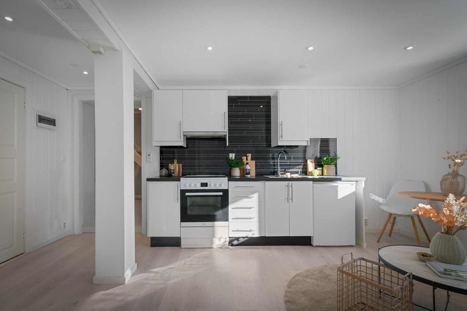 Kjøkkenet er i en lys utførelse, med glatte fronter og laminat benkeplate. Galleribilde