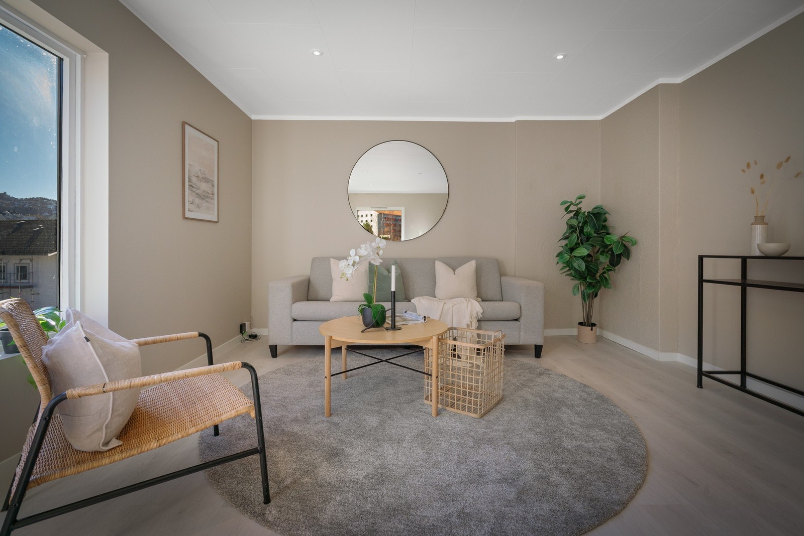 Her er det god plass til både sofaseksjon, spisebord og mediemøblement. Galleribilde