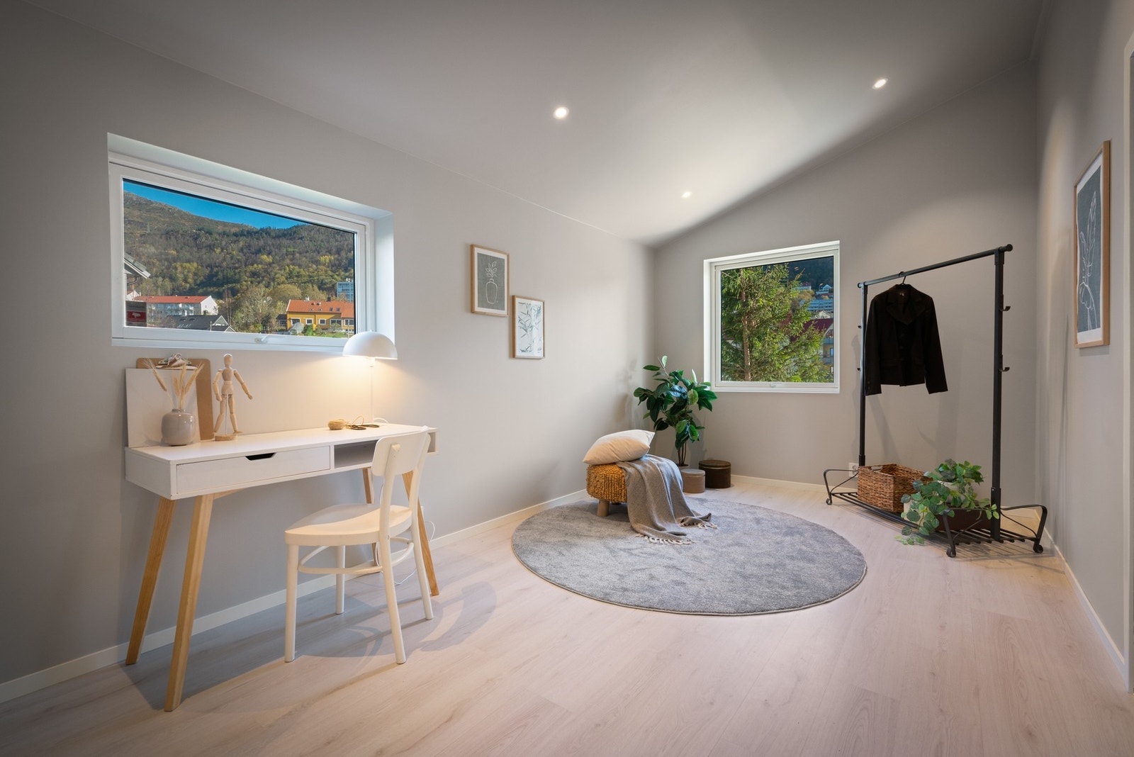 Her er det god plass til oppbevaring og til å henge fra seg ytterklær. Galleribilde