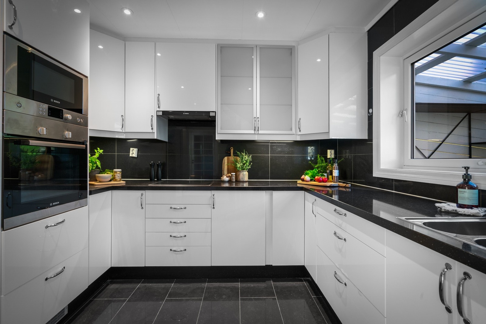 Kjøkkeninnredningen har glatte fronter og laminat benkeplate. Galleribilde