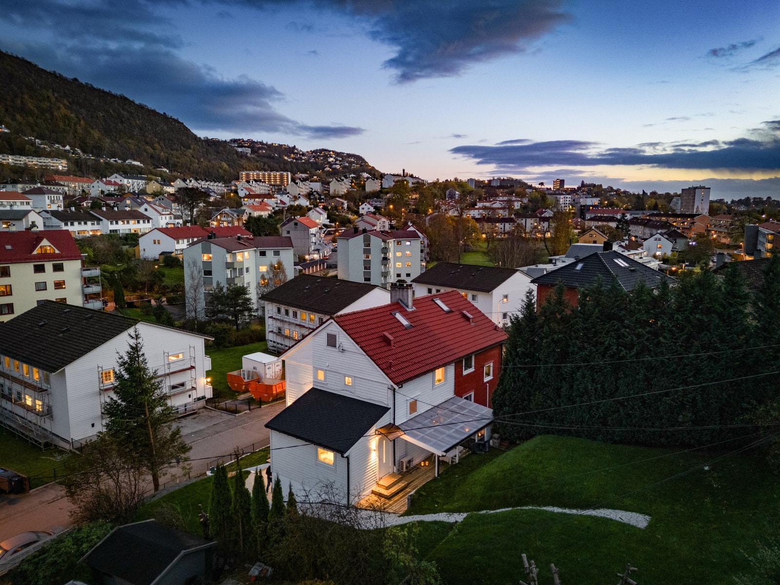 Velkommen til en innholdsrik del av tomannsbolig med usjenert og familievennlig beliggenhet. Galleribilde
