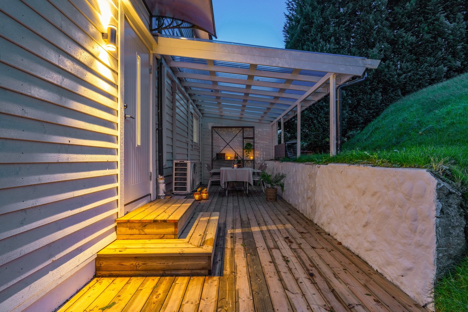 Ved inngangspartiet er det en herlig terrasse med overbygg. Galleribilde