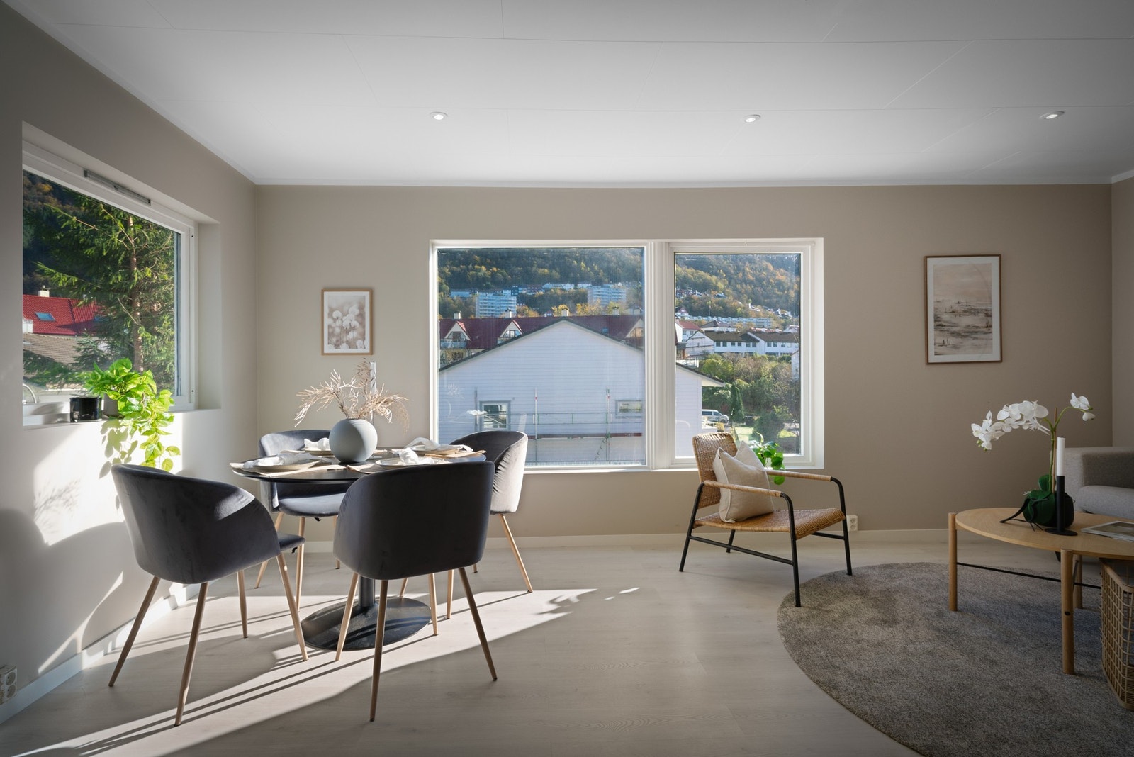 Det montert spotter i himlingen, som lyser godt opp på kveldstid. Galleribilde