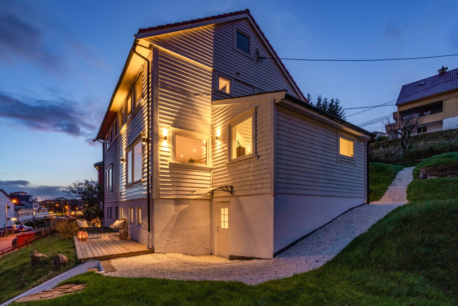 Inngang til utleiedelen (ikke godkjent) på nedsiden av boligen. Galleribilde