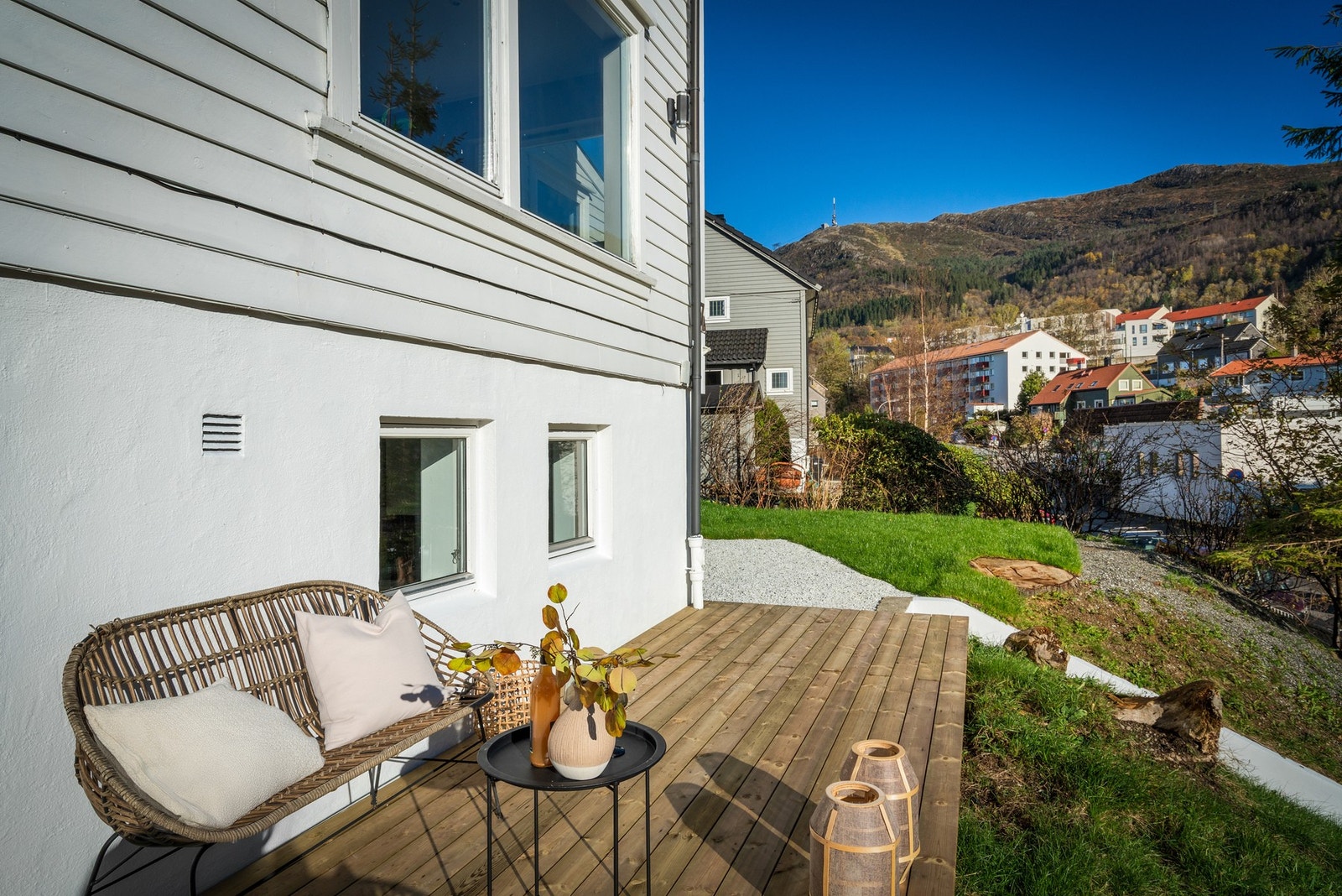 Ved inngangspartiet ligger en herlig terrasse av god størrelse. Galleribilde