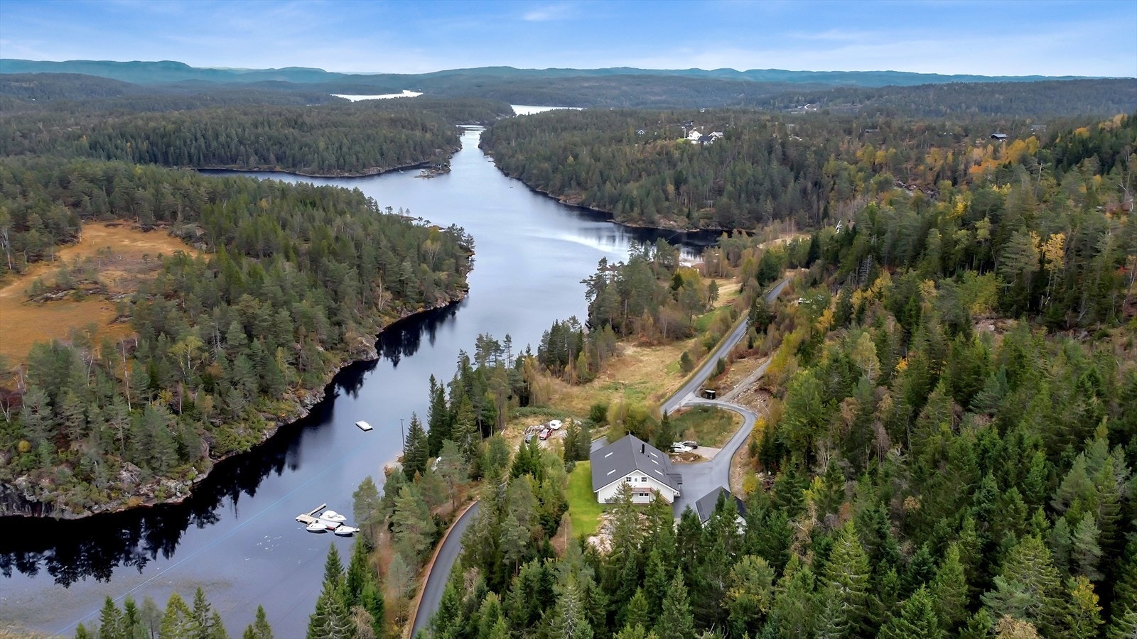Tomten har en god kombinasjon av mulighet for uteplasser, naturlig vegetasjon og skjermet beliggenhet. Galleribilde