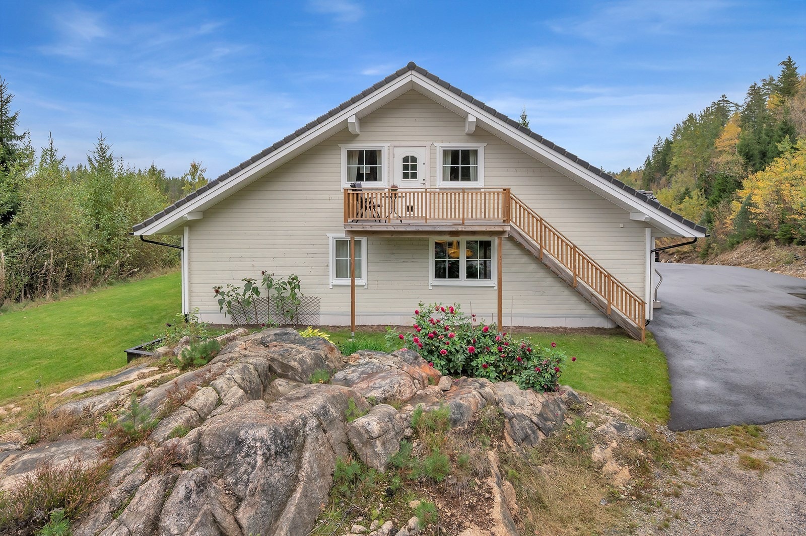 Tomten byr på en velstelt hage med plenarealer, opparbeidede blomsterbed og god plass til både lek og avslapning. Galleribilde