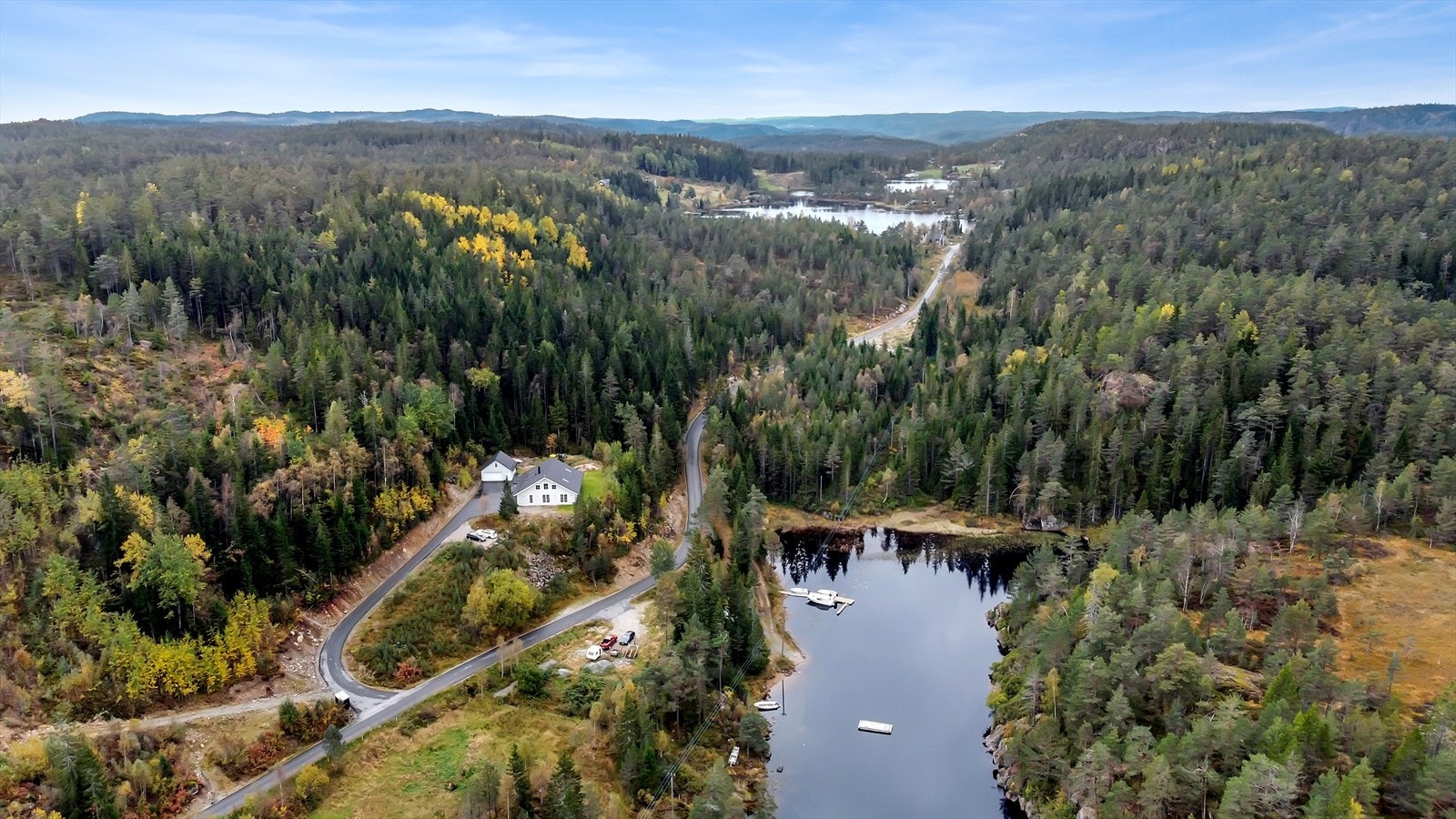 Dette er perfekt for den som ønsker seg et rolig og grønt bomiljø med muligheter for hageprosjekter og friluftsliv. Galleribilde