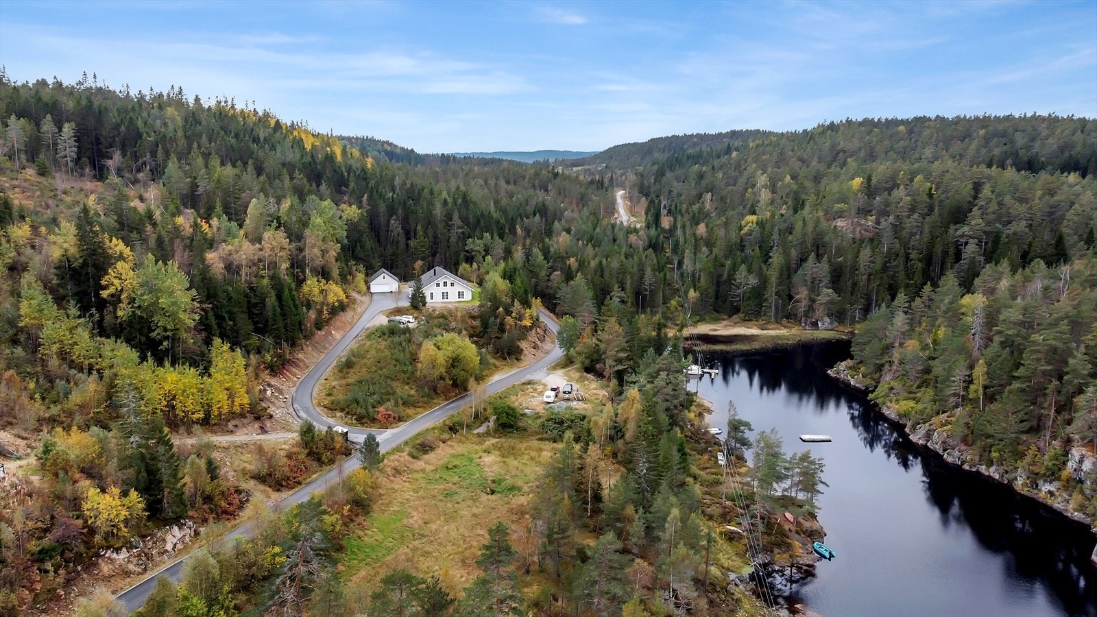 Eiendommen ligger på en romslig tomt på hele 1356 kvm, omgitt av frodig natur og vakre omgivelser. Galleribilde