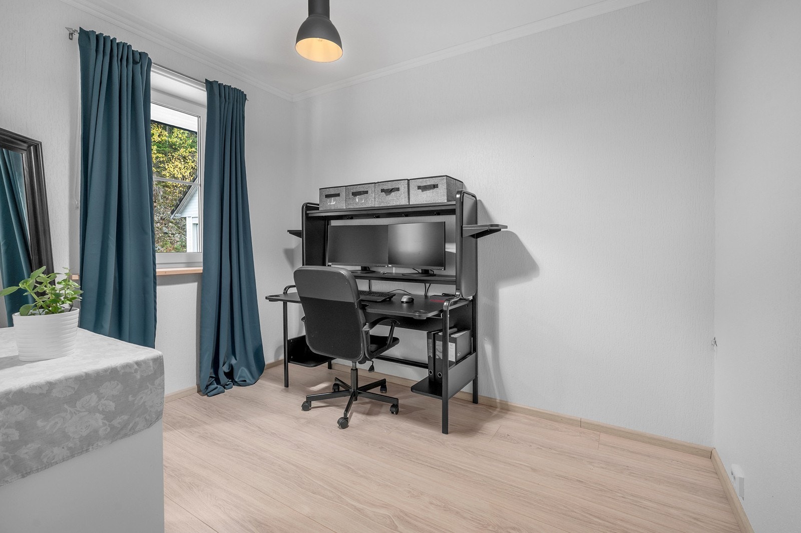 Praktisk rom med plass til kontoroppsett og veggplass for oppbevaring eller dekor. Kan også benyttes som soverom. Galleribilde