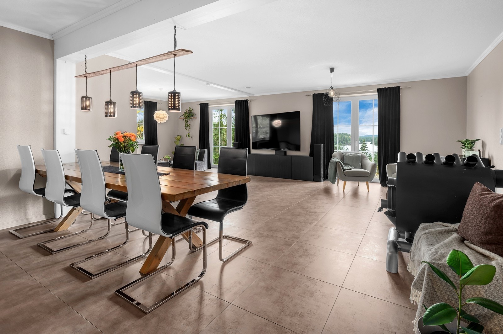 Romslig og moderne med stor plass til spisebord og rikelig med naturlig lys fra store vinduer. Galleribilde