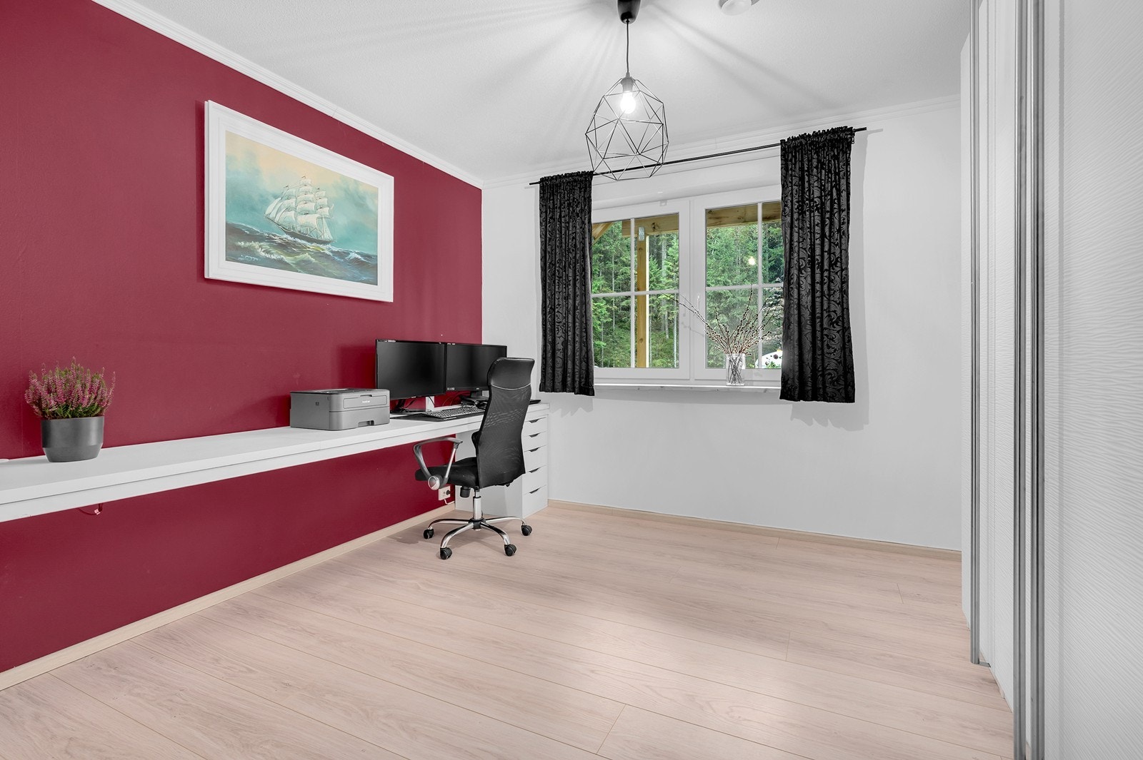 Soverom 2 - Lyst og luftig med plass til seng og garderobeskap. Galleribilde