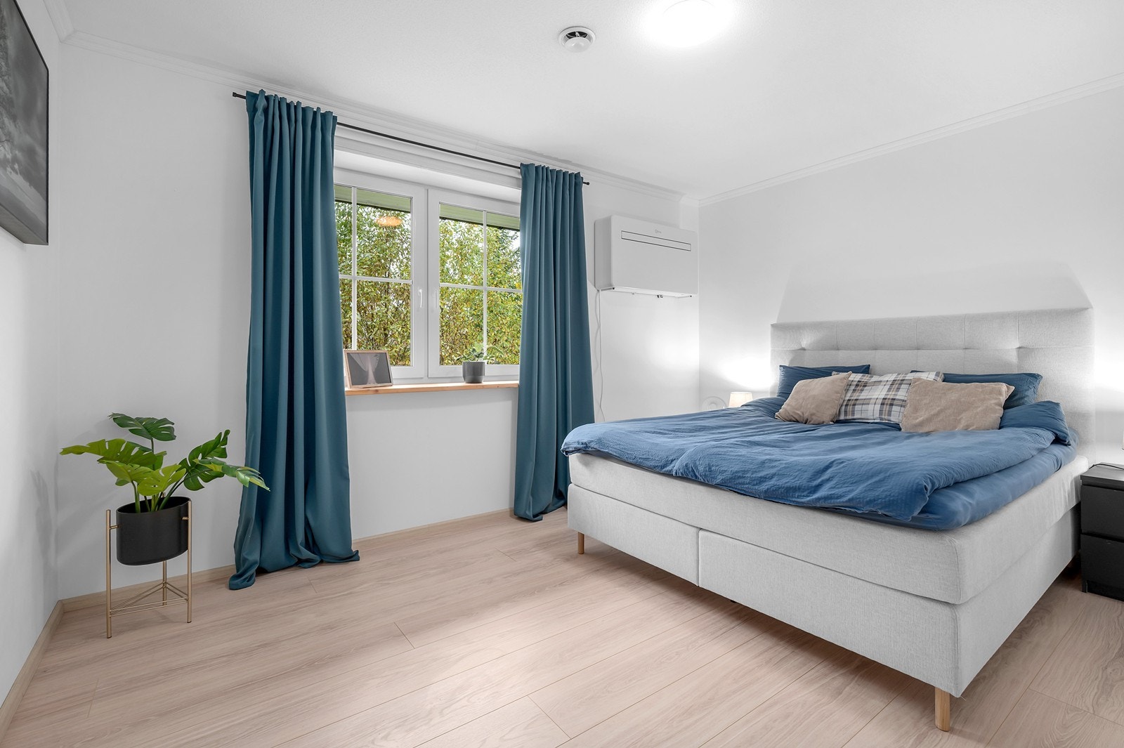 Soverom 1 - Lyst og romslig med plass til seng og garderobeløsning. Galleribilde