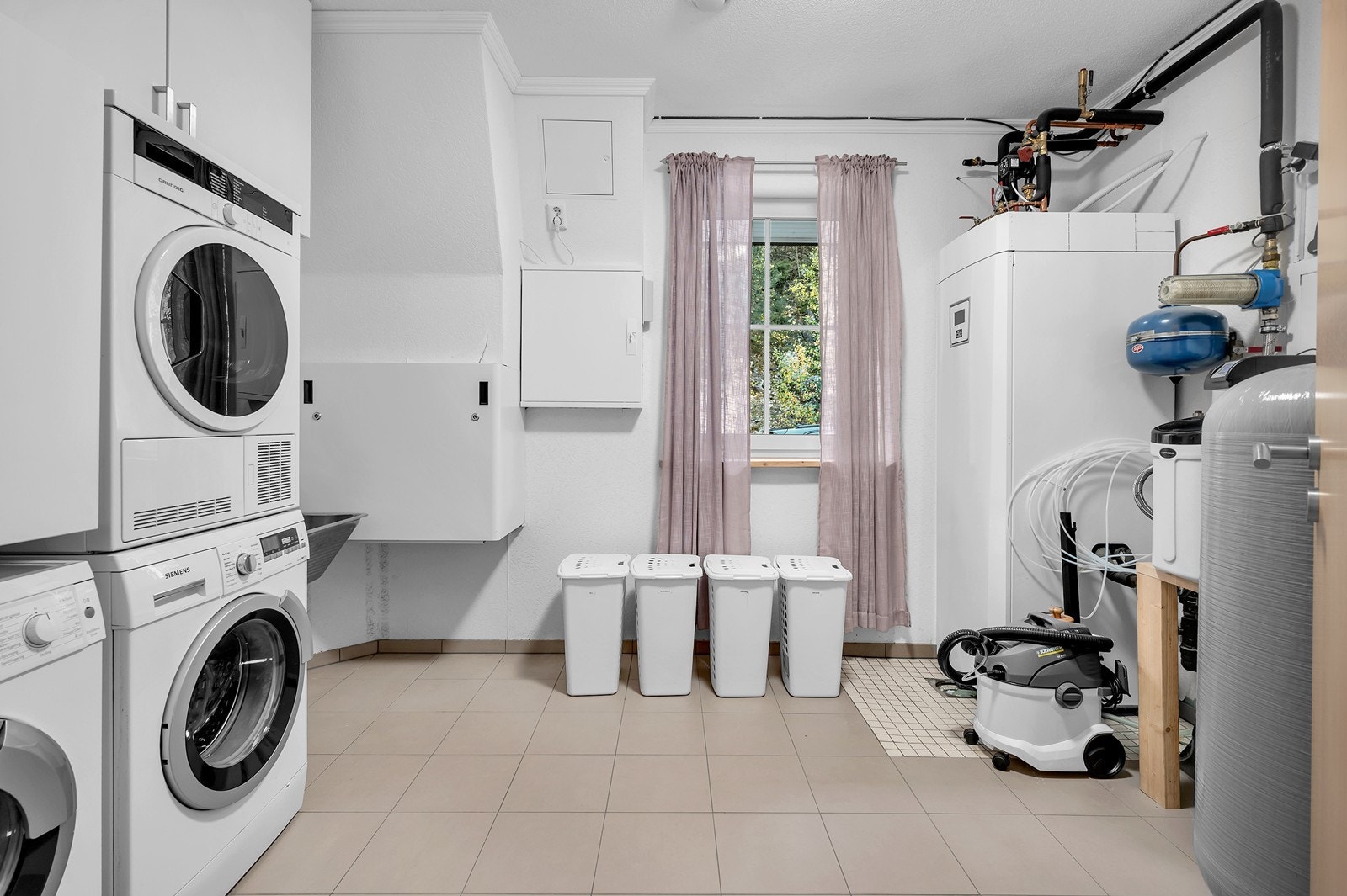 Teknisk rom/vaskerom - Funksjonelt med god plass til vaskemaskin, tørketrommel, utslagsvask og sorteringssystem. Galleribilde