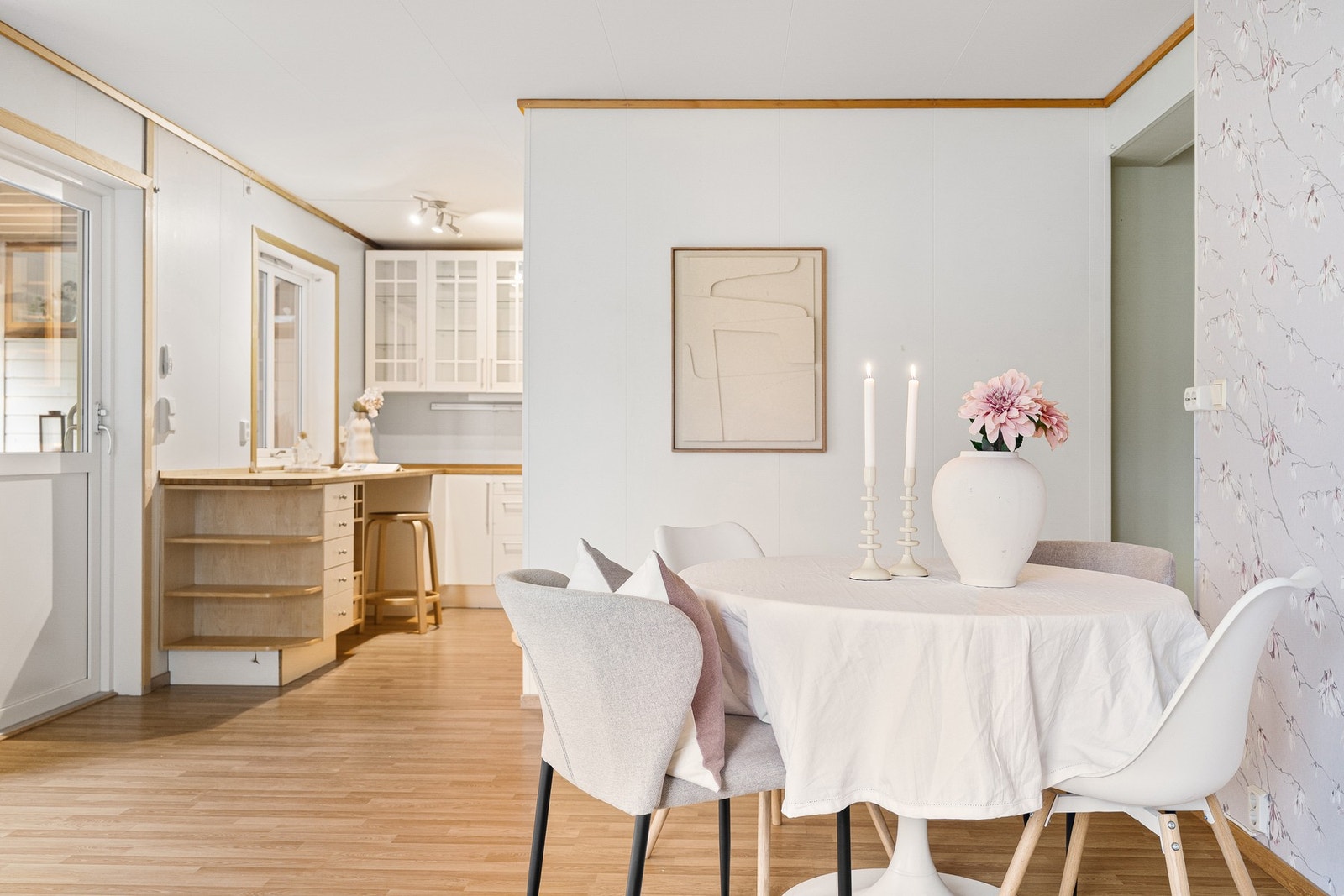 Det er god plass til spisebord mellom kjøkken og stue. Galleribilde