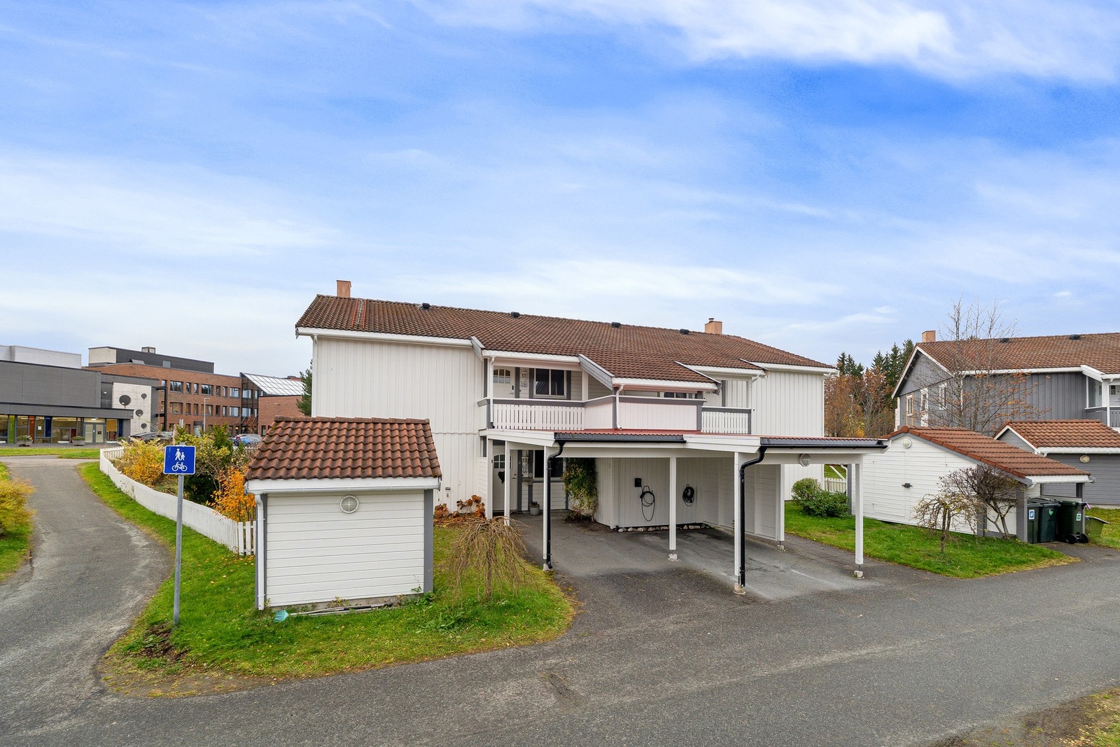 Leiligheten ligger fint til i 1.etasje med stor sørvendt terrasse og hage med ypperlige solforhold. Galleribilde