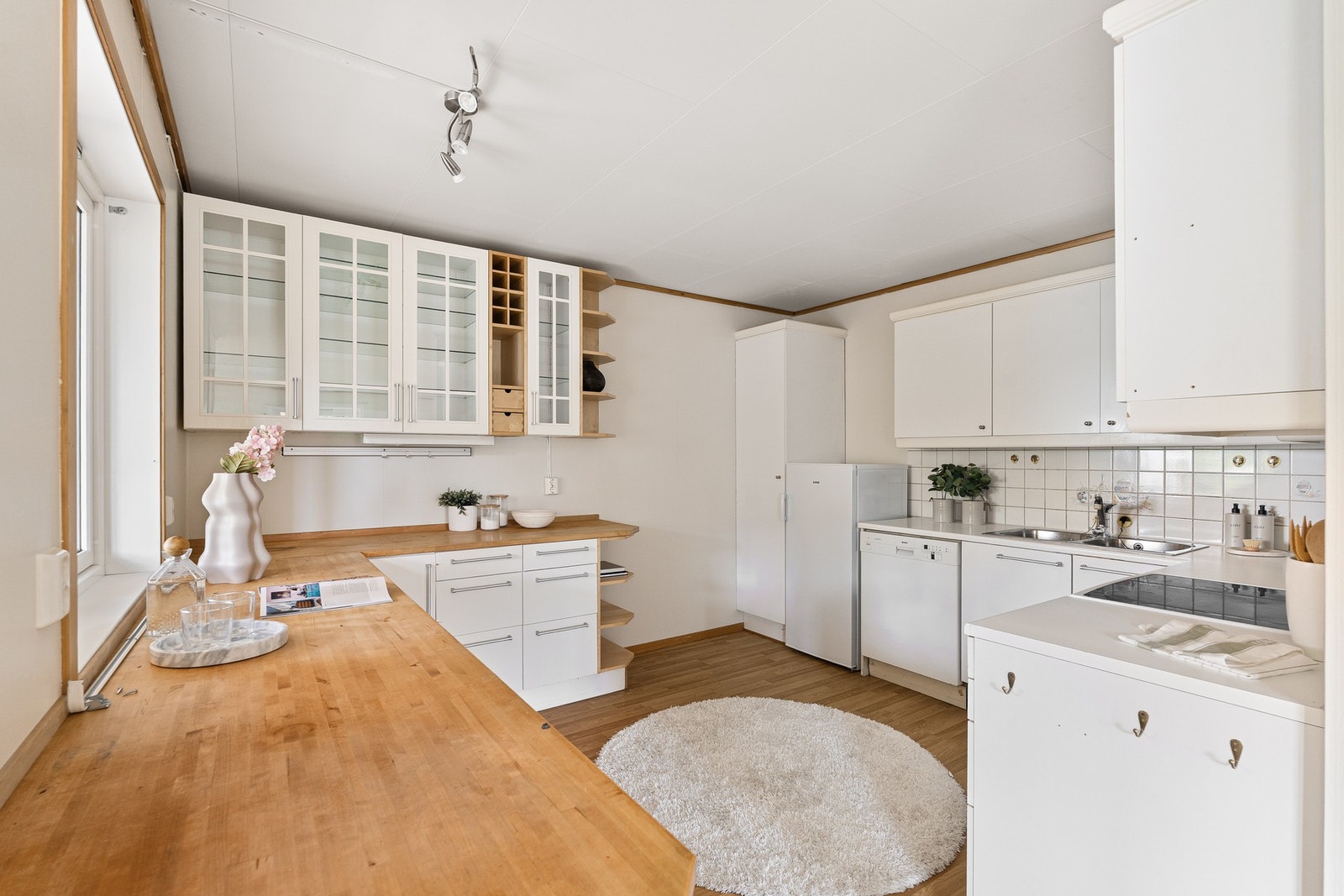 Kjøkkenet har mye skap-og benkeplass. Galleribilde