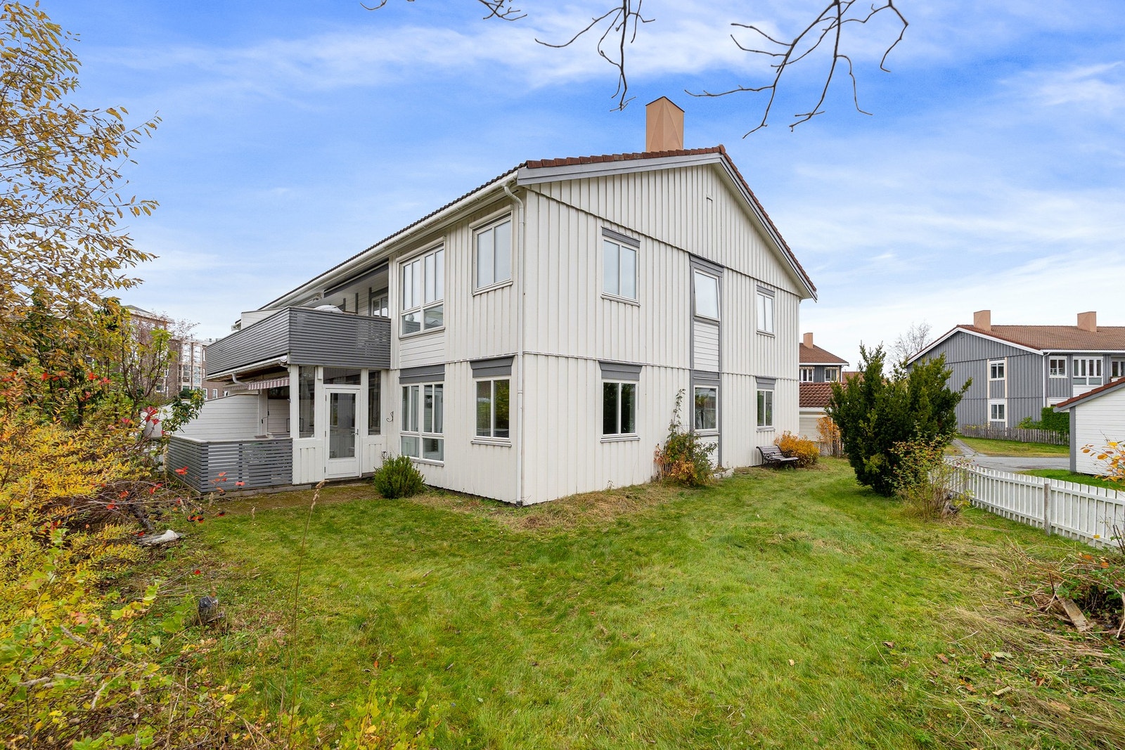 Leiligheten har en fantastisk hjørnetomt med solrik hage. Galleribilde