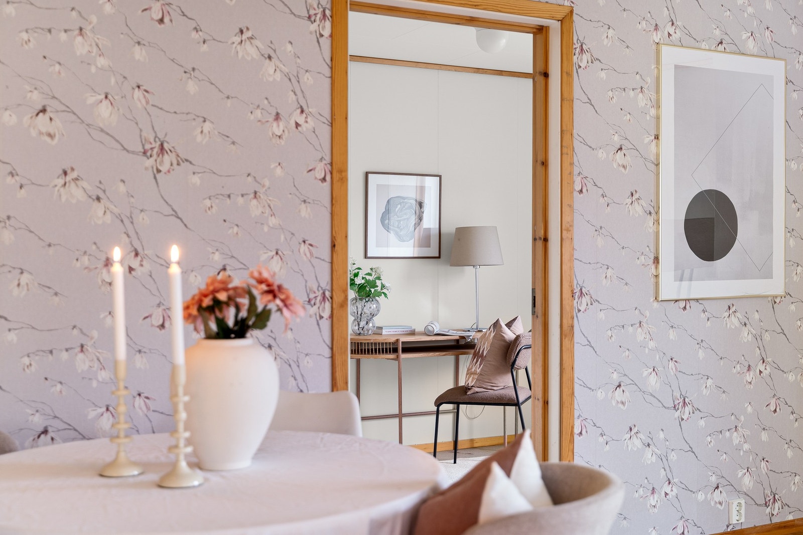 Fra stuen er det inngang til et soverom. Galleribilde