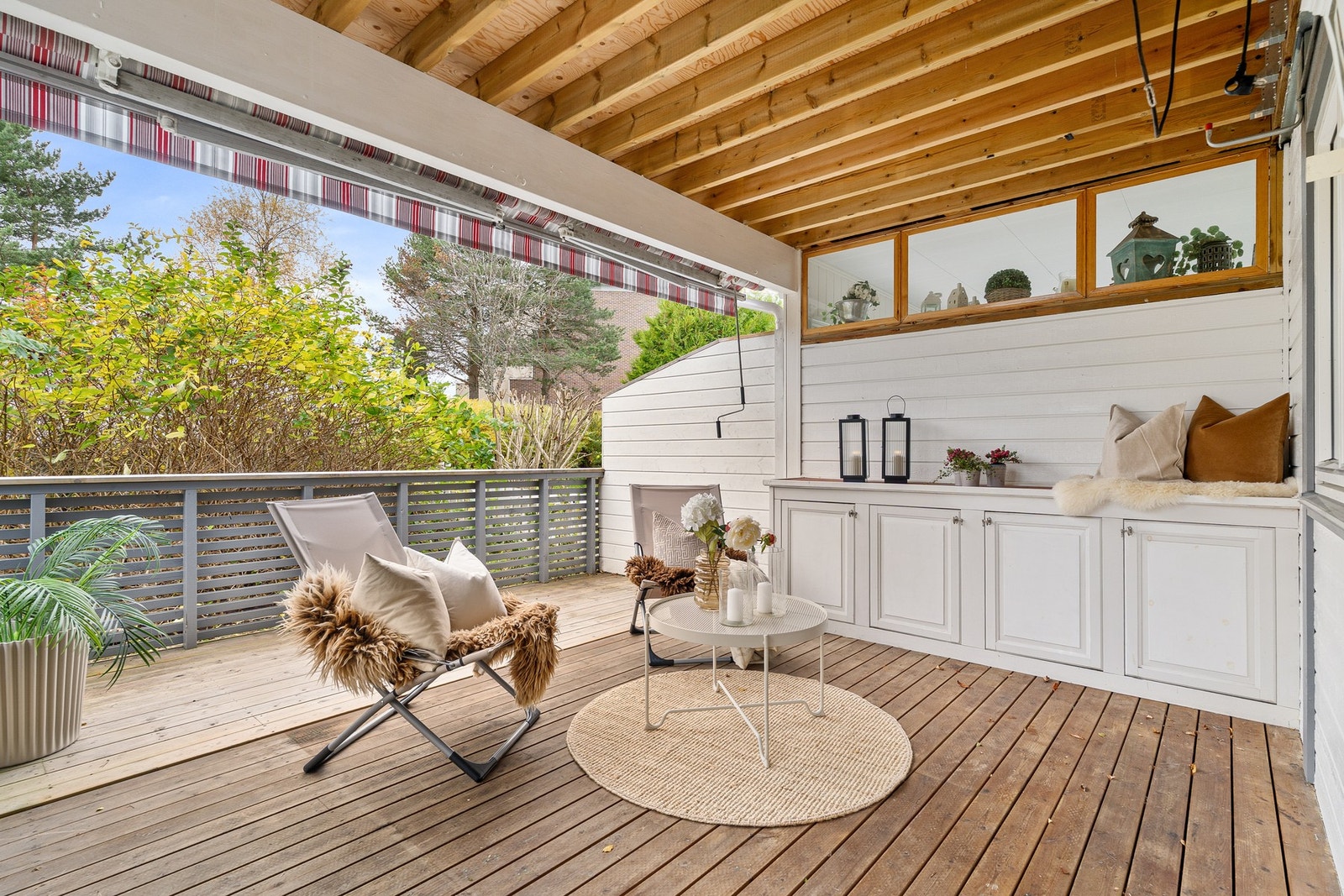 Fra kjøkkenet er det utgang til en sørvendt terrasse. Galleribilde