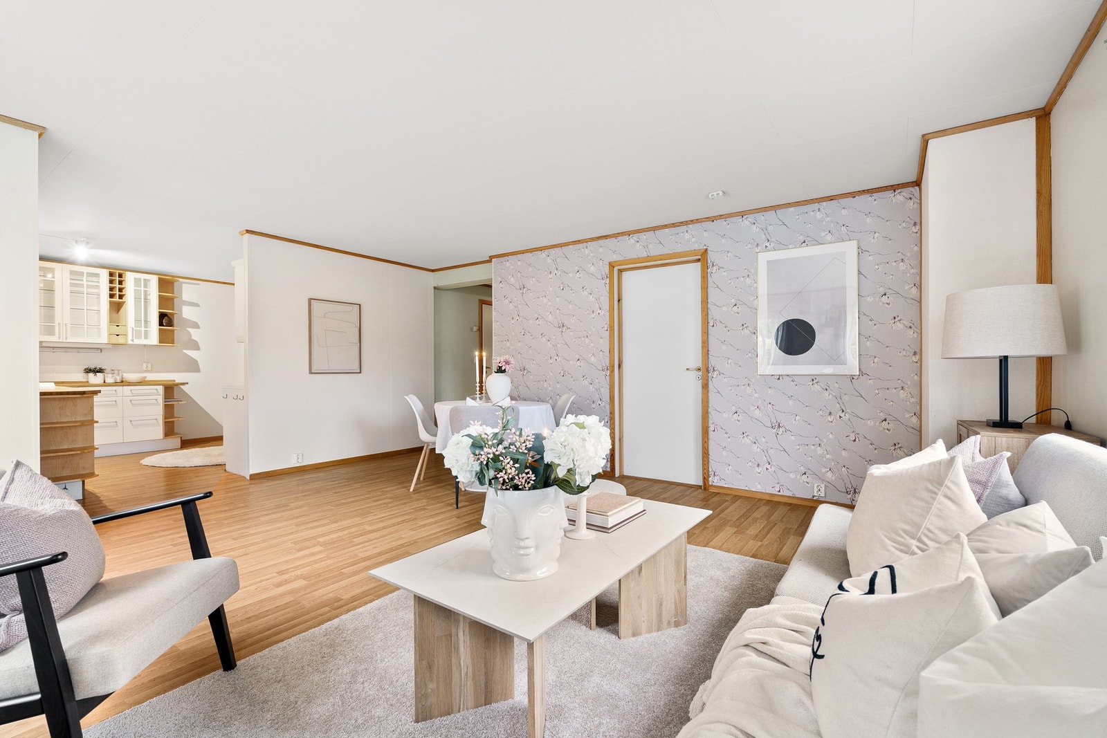 Lys og flott stue med god plass til sofagruppe. Galleribilde