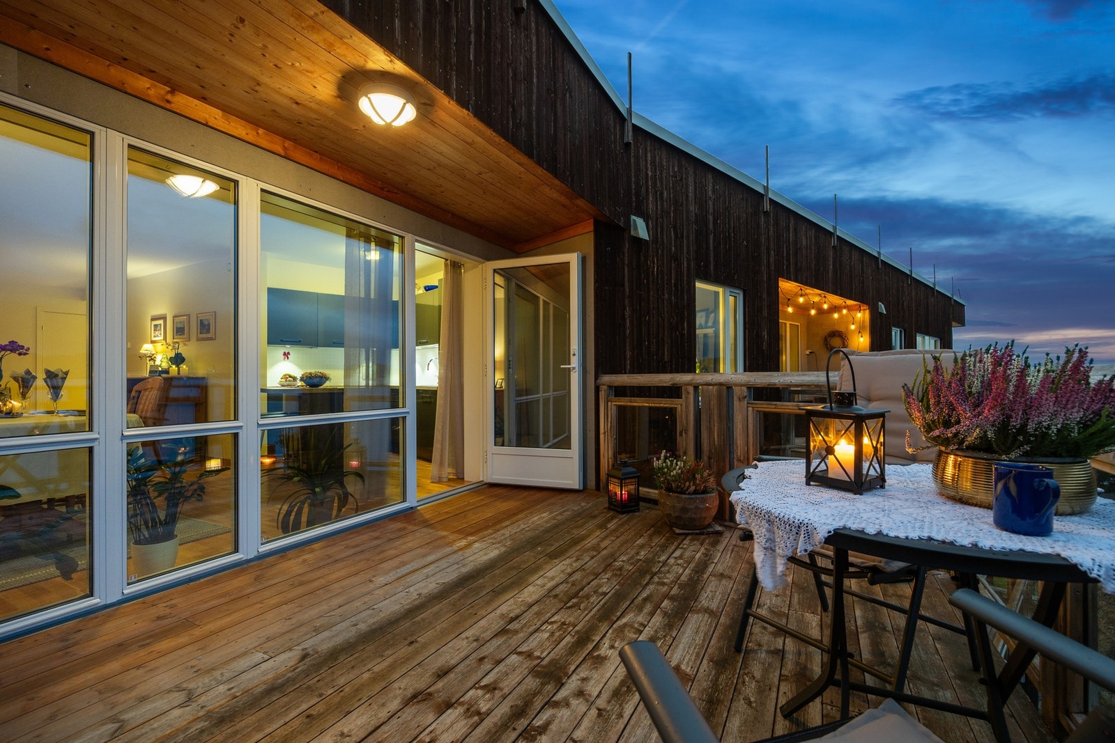 Balkongen fungerer som en naturlig forlengelse av stuen og skaper en sømløs overgang mellom inne- og uterommet. Galleribilde