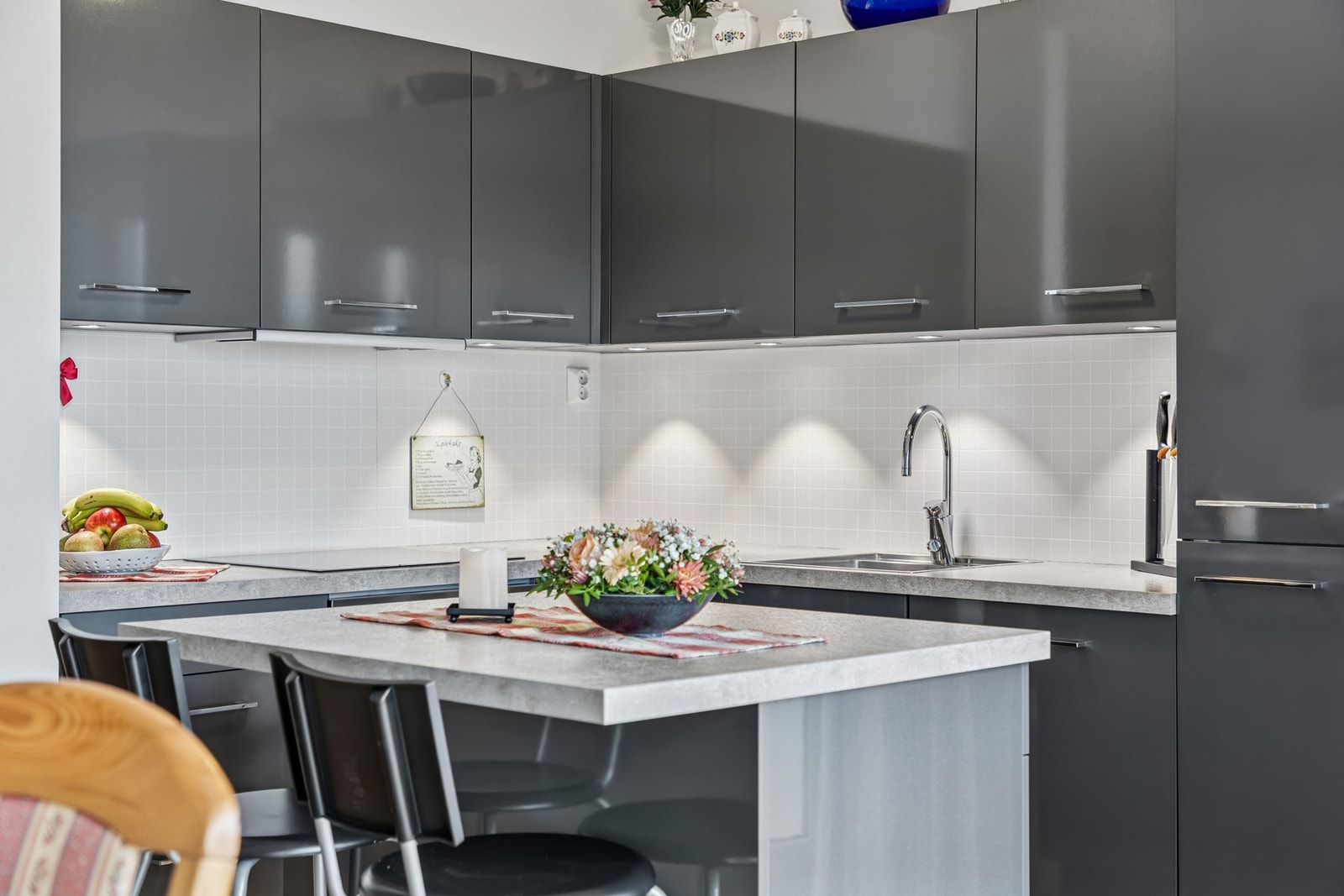 Kjøkkenet byr på gode arbeidsflater og kjøkken-øy som gjør kjøkkenet både funksjonelt og sosialt. Galleribilde